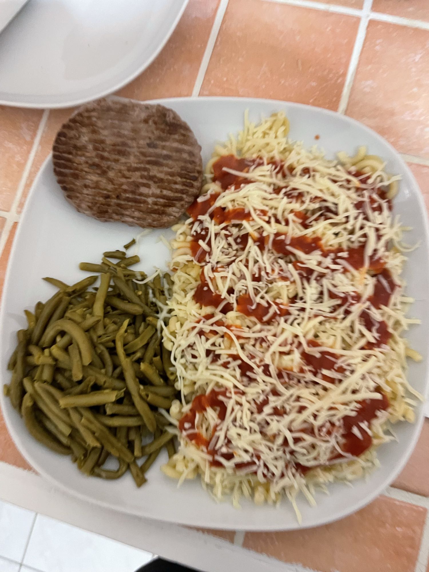 Pâtes sauce tomate steak haricots