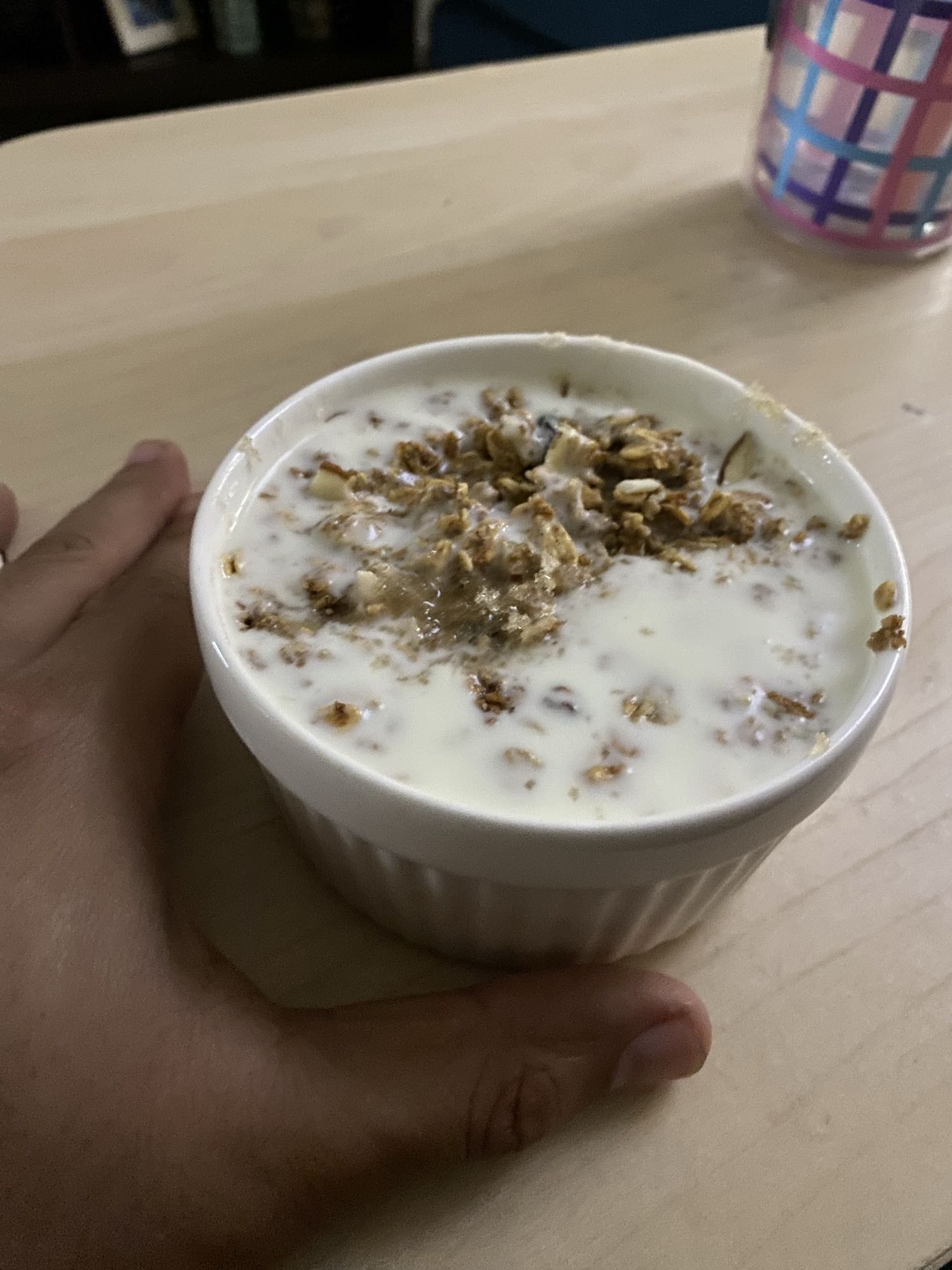 Granola con yogurt natural