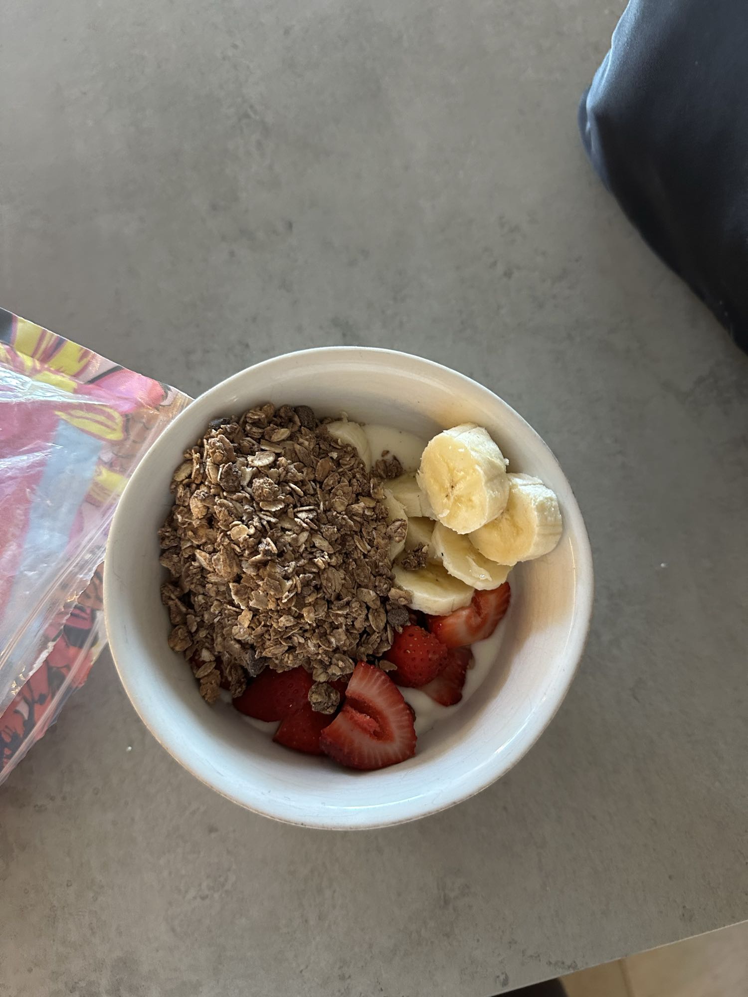 Yogur con frutas y granola