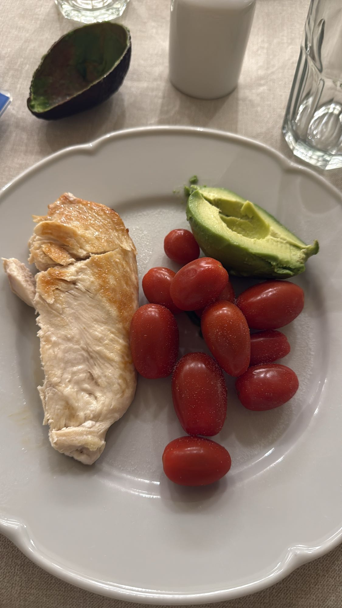 Pollo con aguacate y tomate