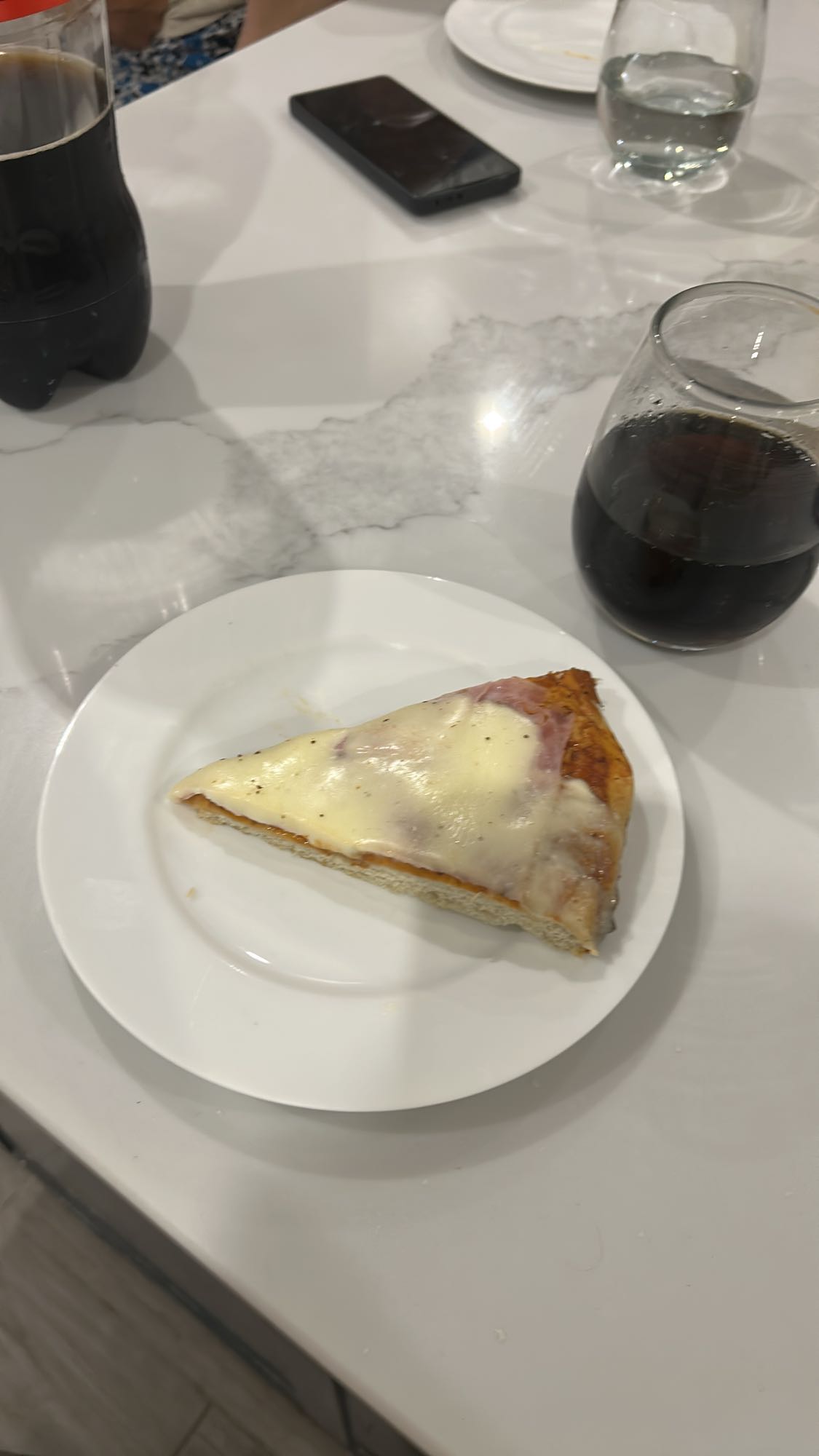 Rebanada de pizza y refresco