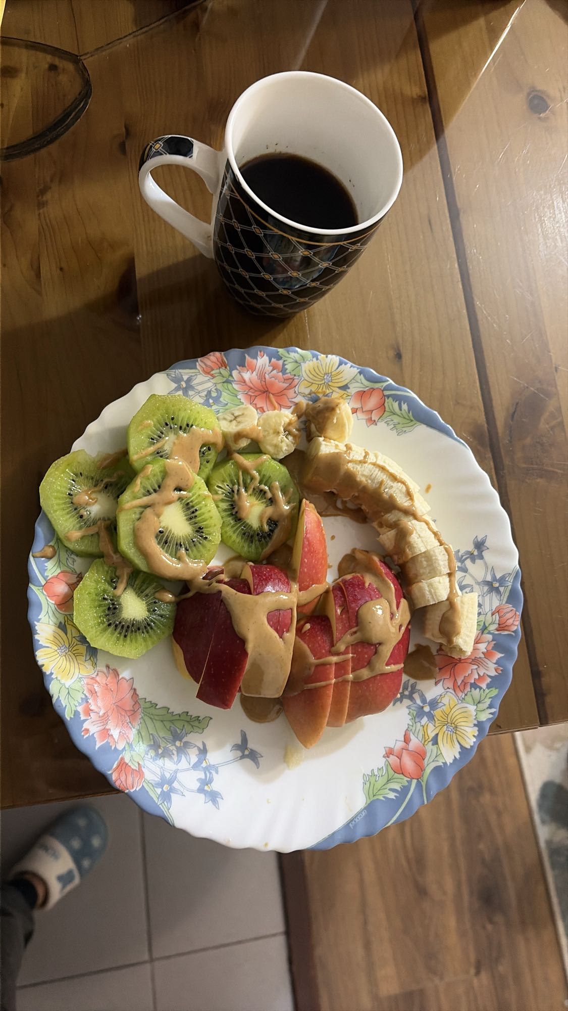 Gustare pre antrenament măr banană kiwi și o linguriță unt de arahide