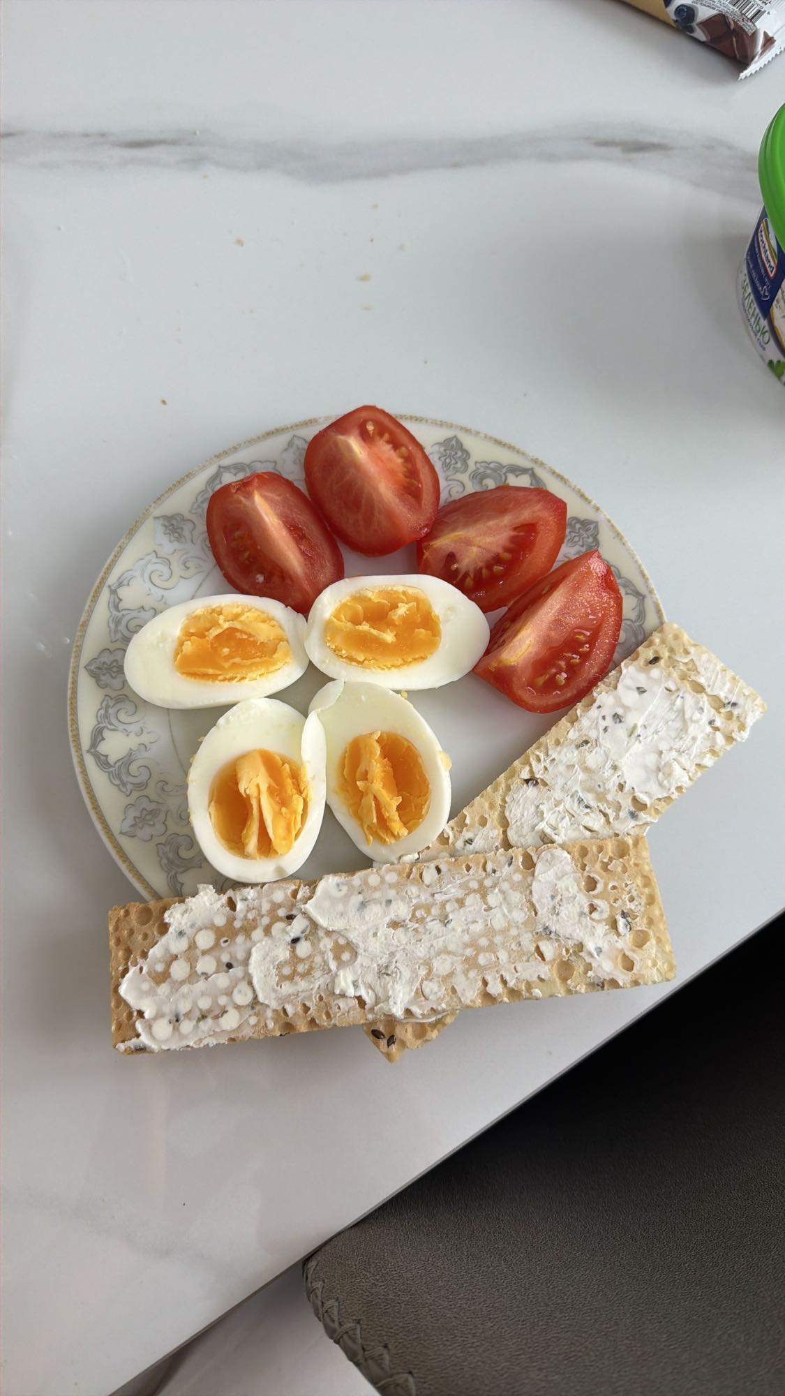 Яйца с хлебцами и помидором