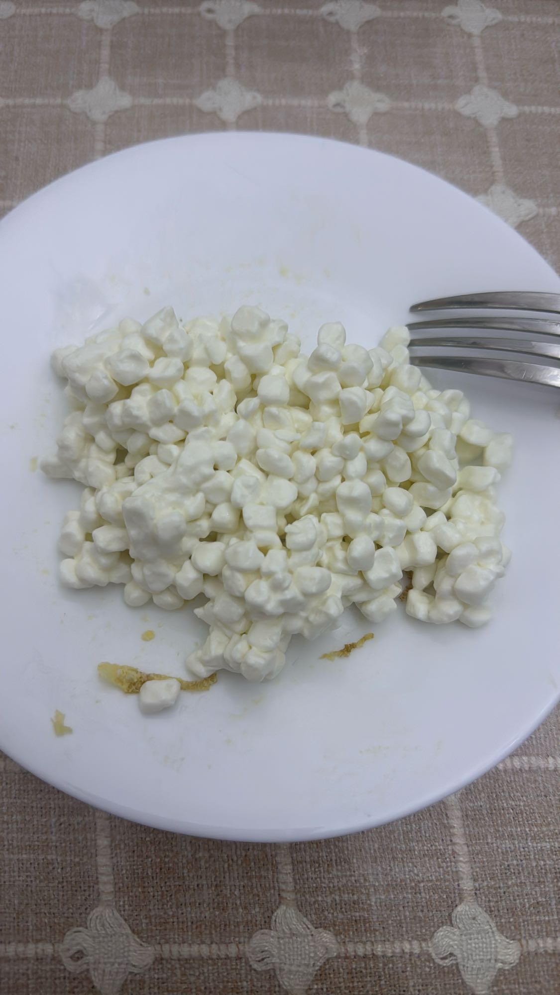 творог на тарелке