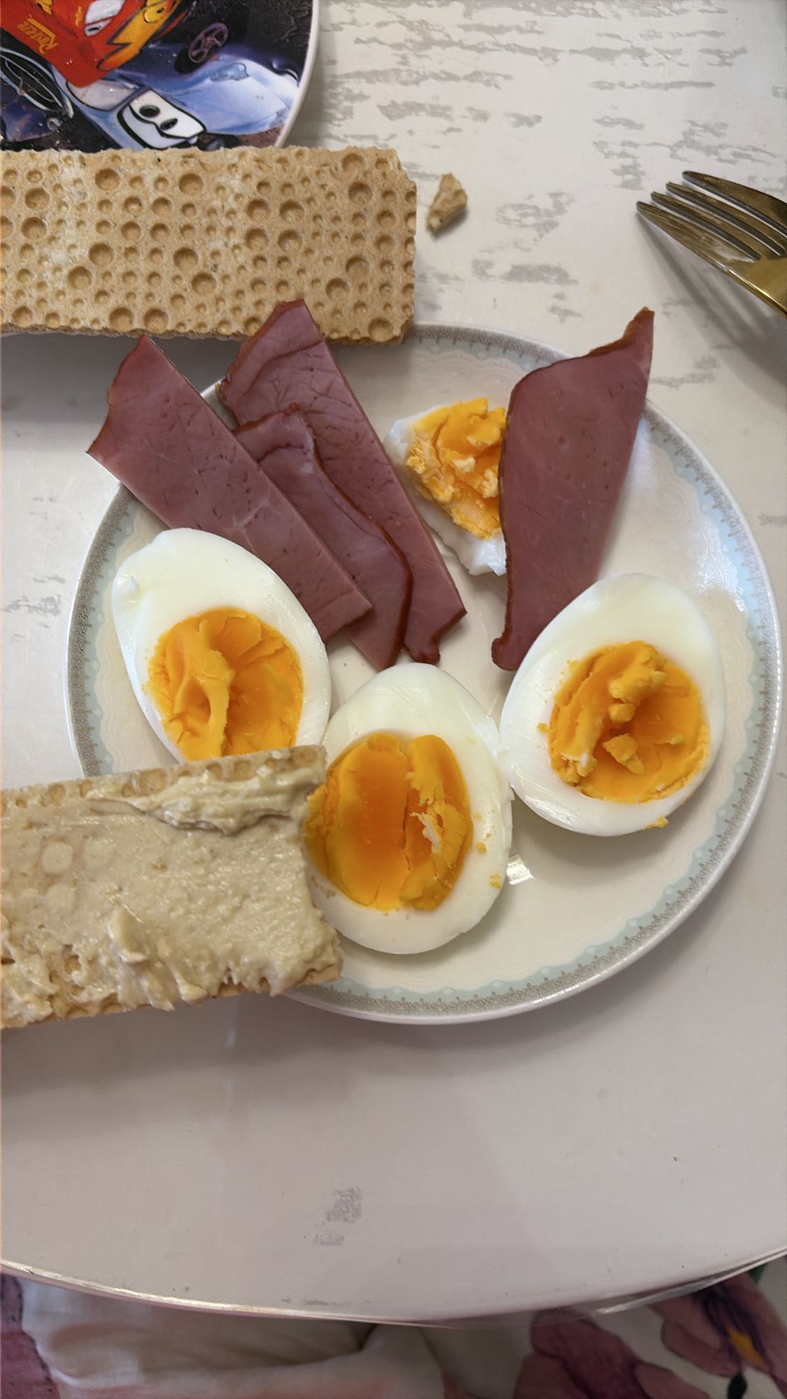 Яйца с хлебцами и ветчиной