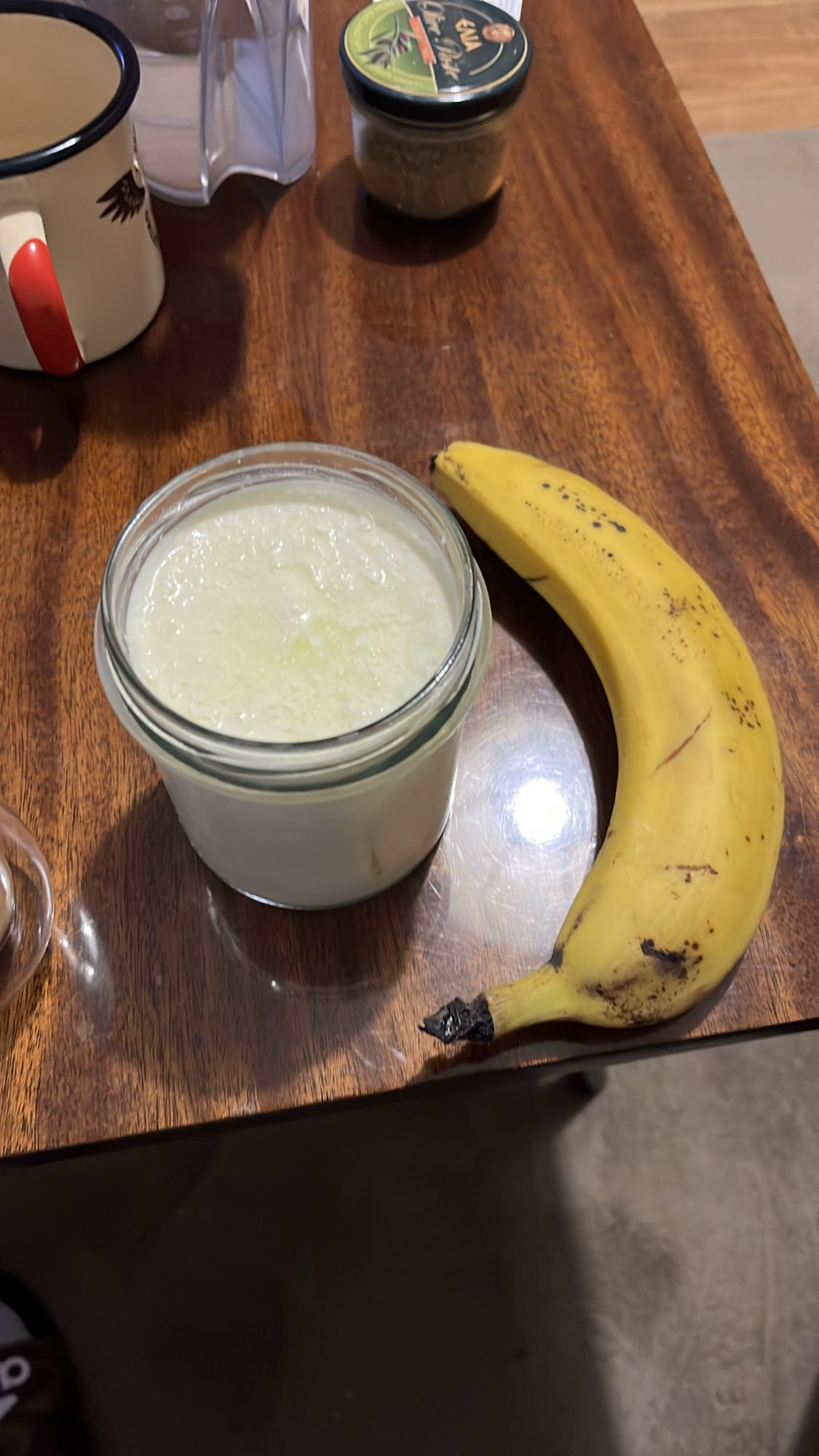 Банан с кисело мляко