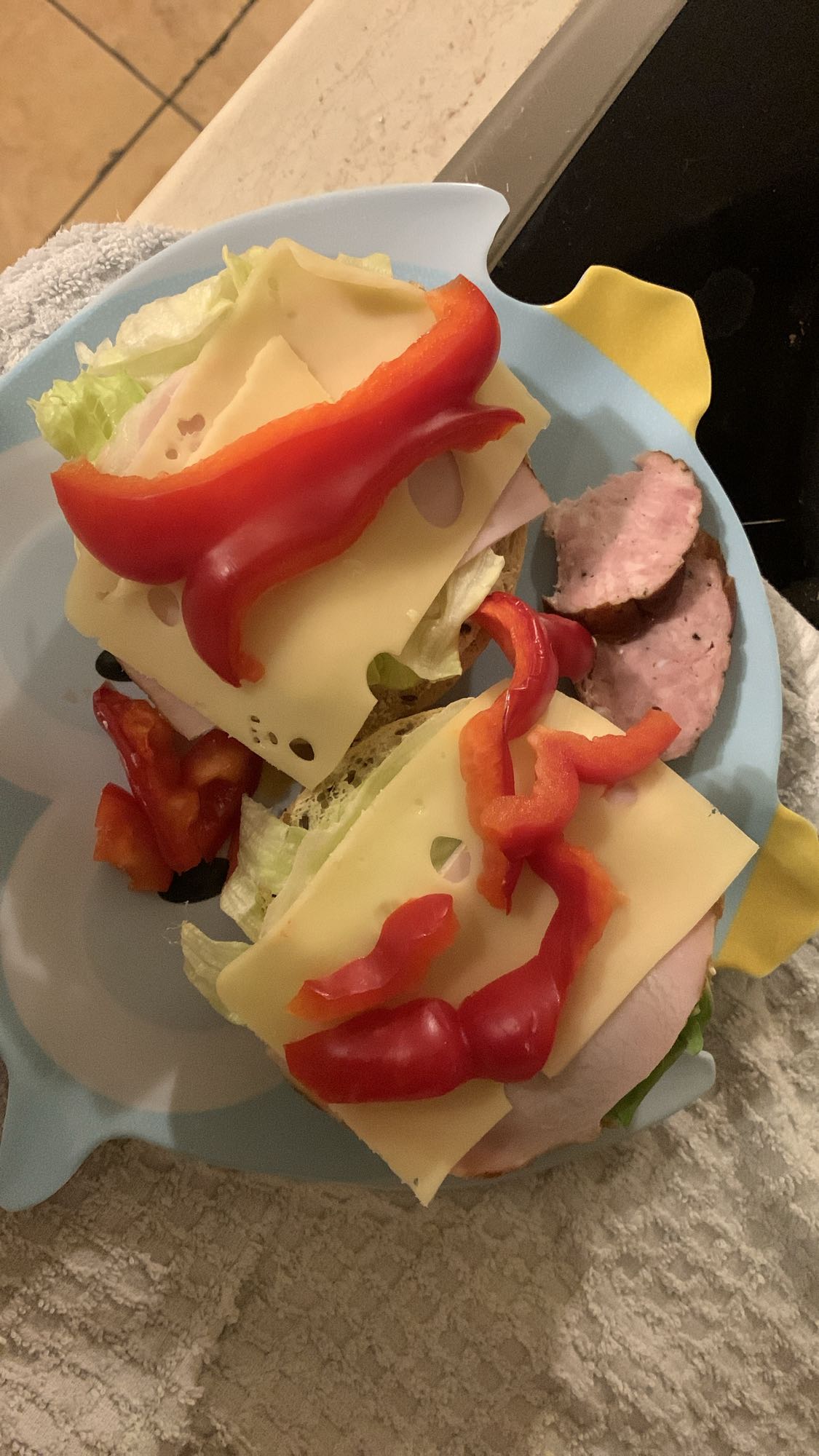 Kanapki z serem i szynką