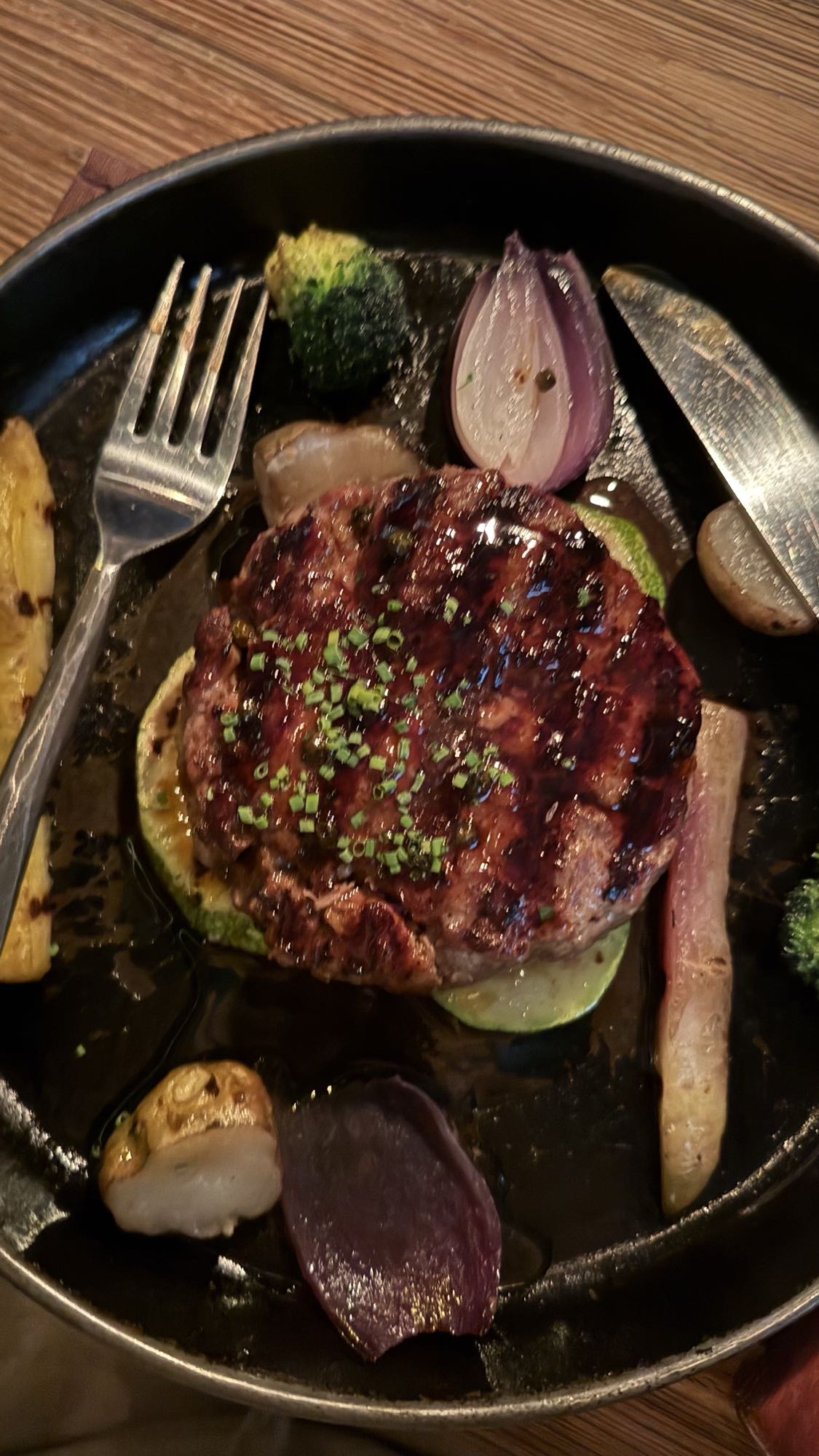 котлета с овощами гриль