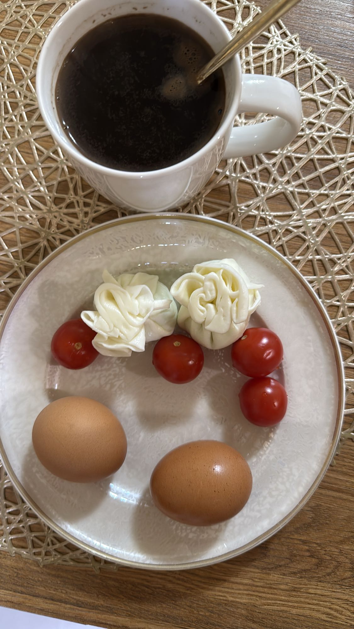 Завтрак с яйцами и кофе