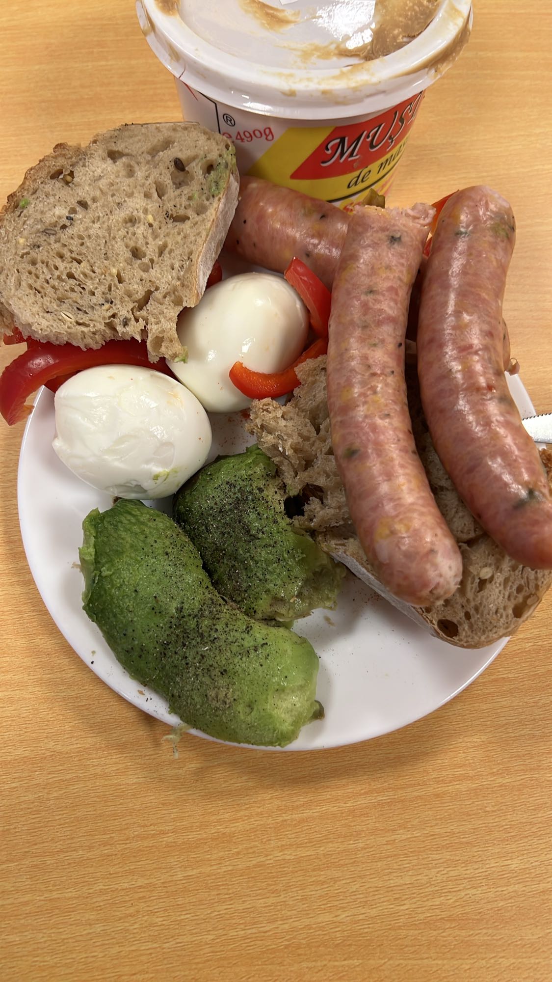 Mic dejun cu ouă și cârnați