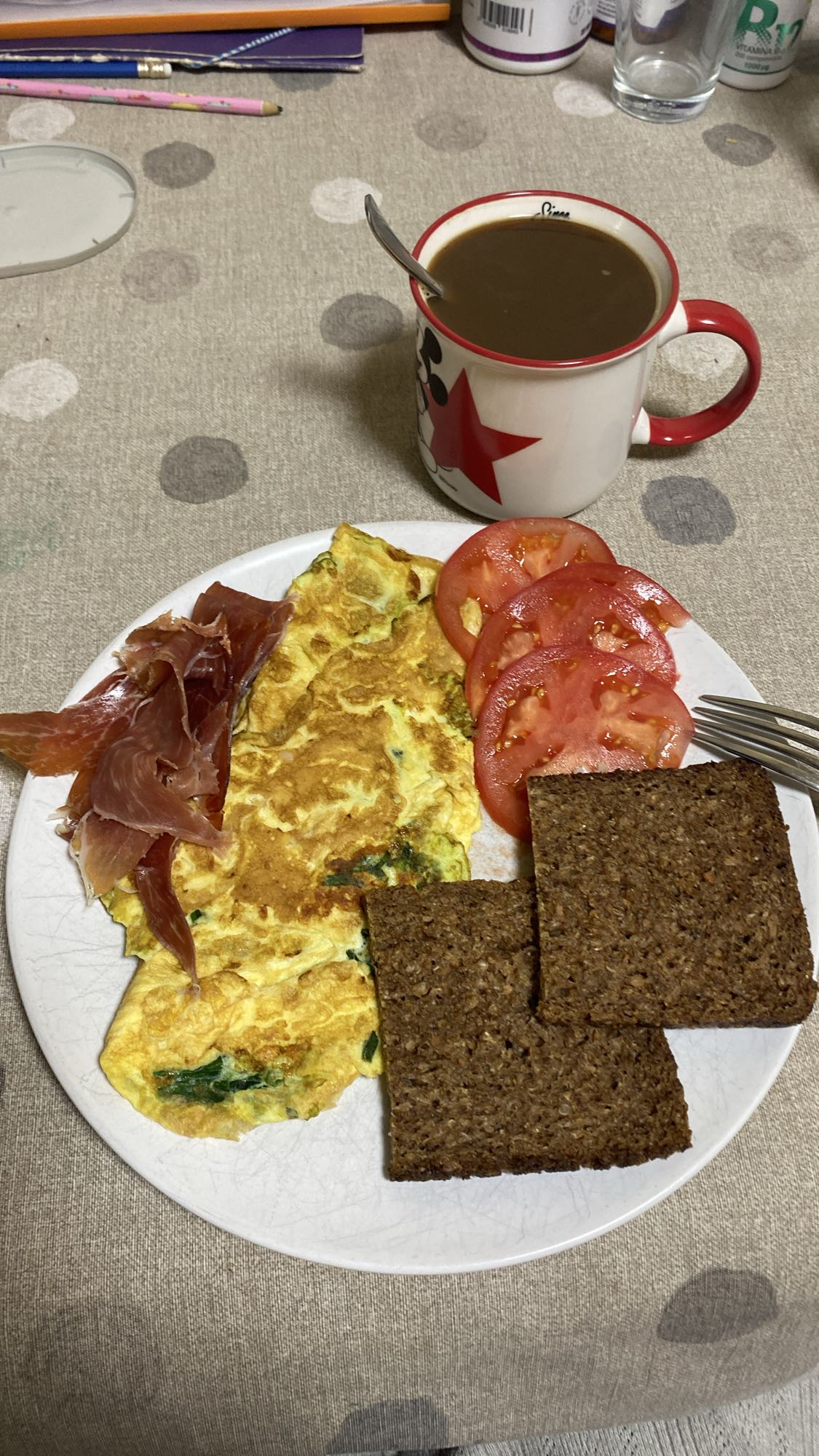 Desayuno con huevo, claras, espinaca y pan integral