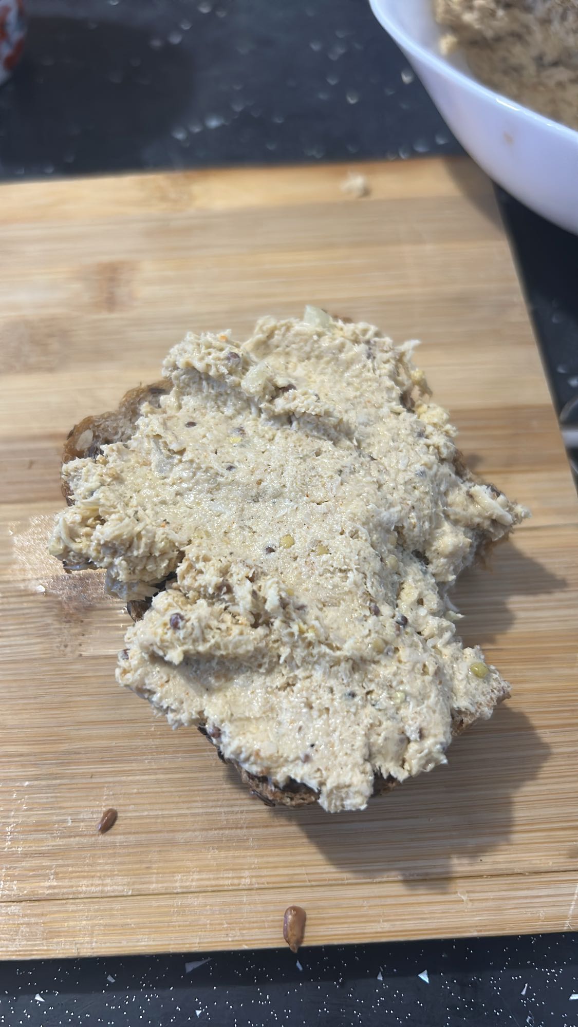 Chleb z pastą z tuńczyka