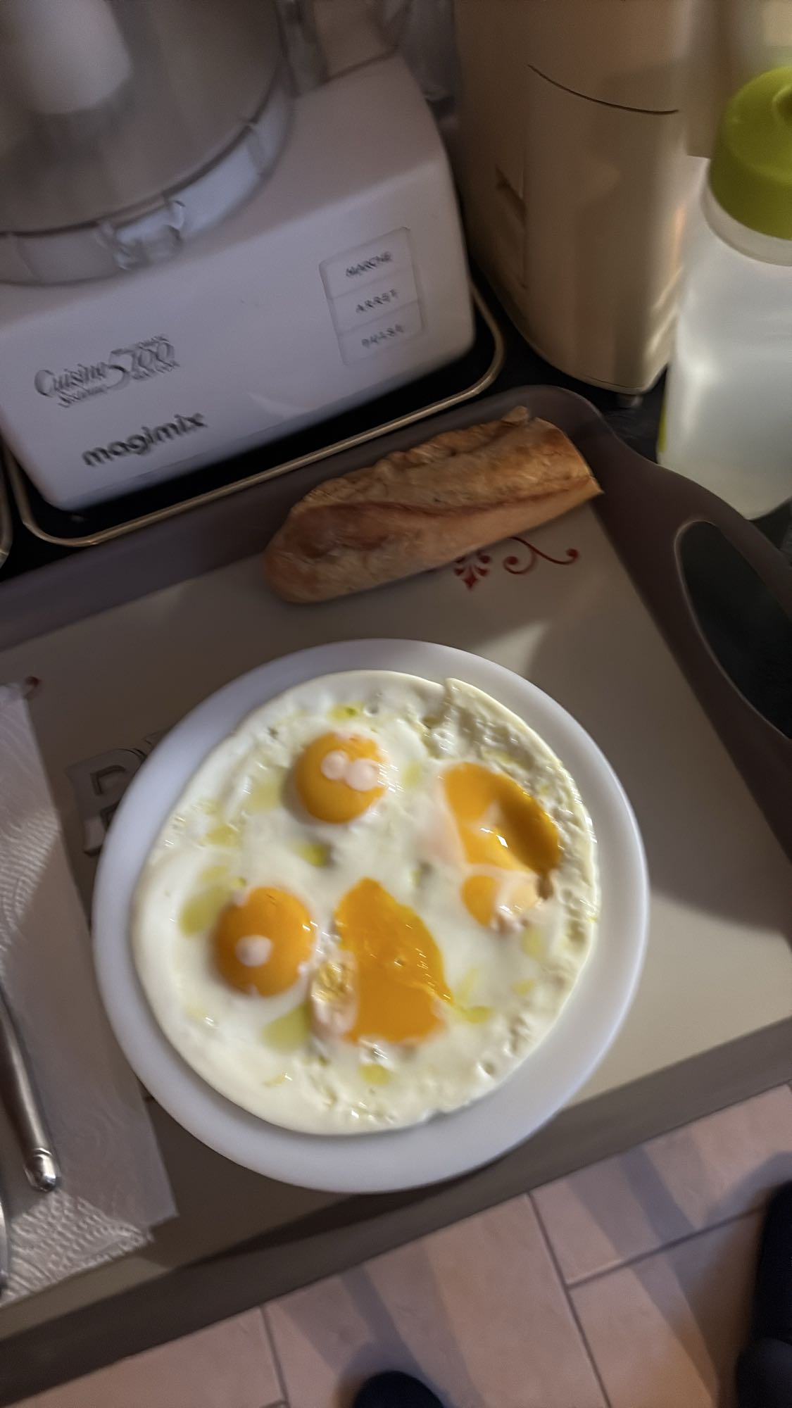 Oeufs au plat et baguette