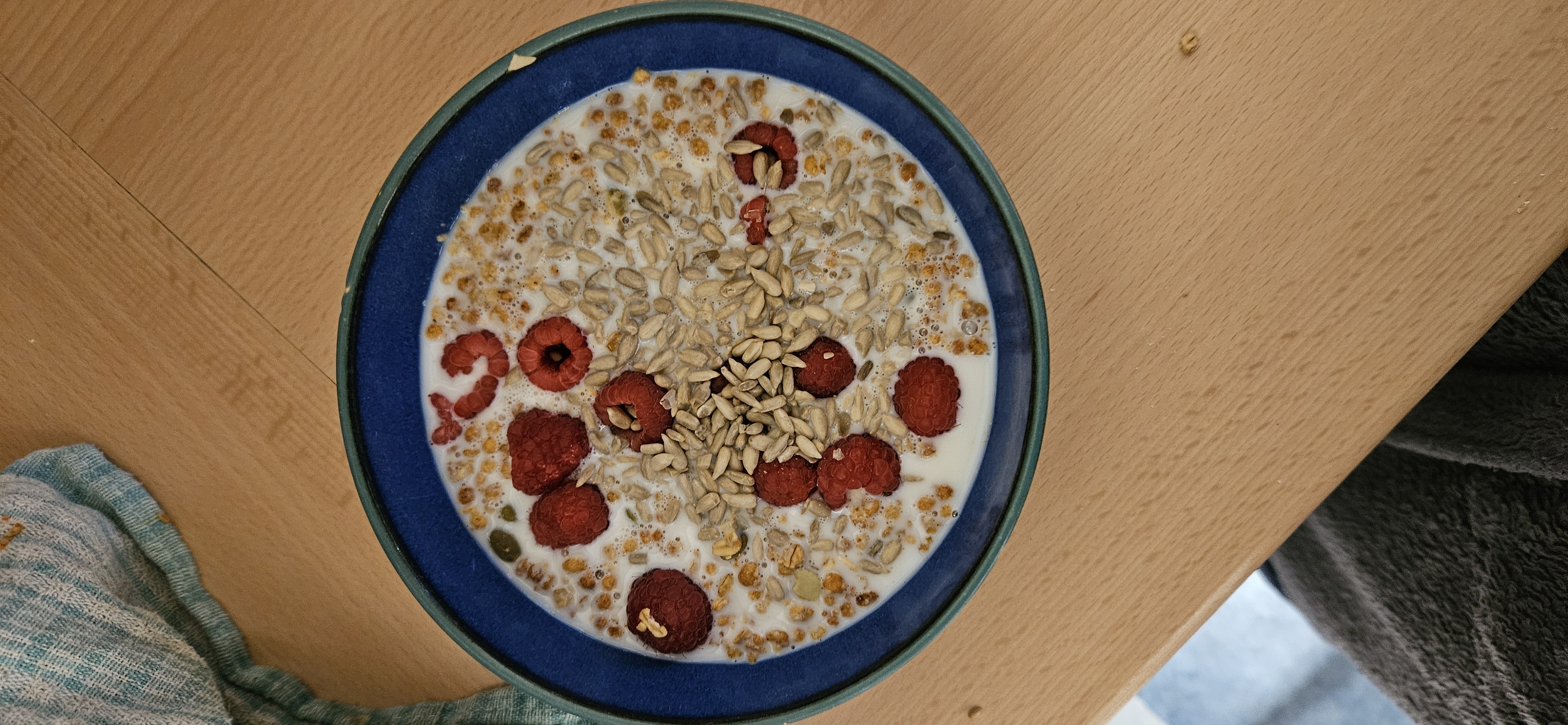 Berry muesli bowl