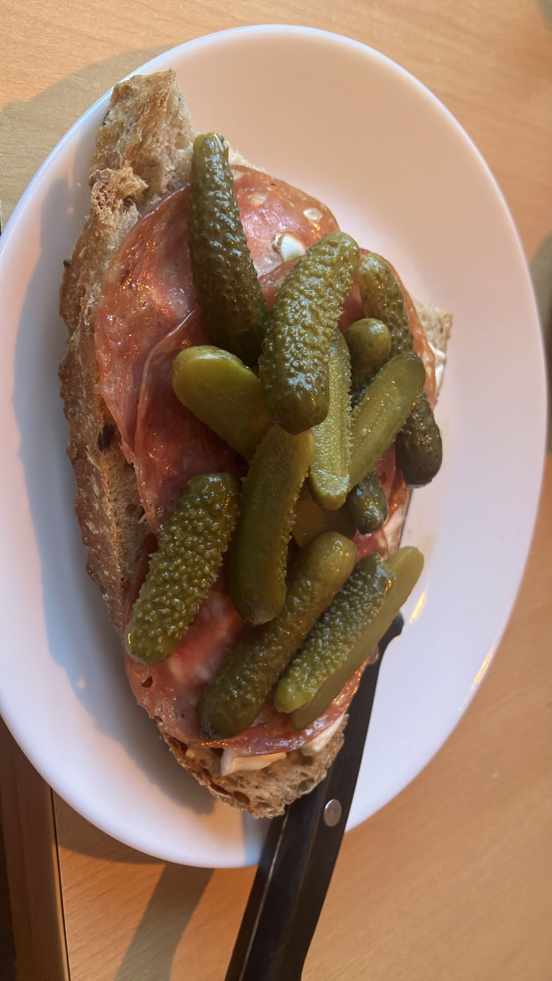 Pão com salame e picles