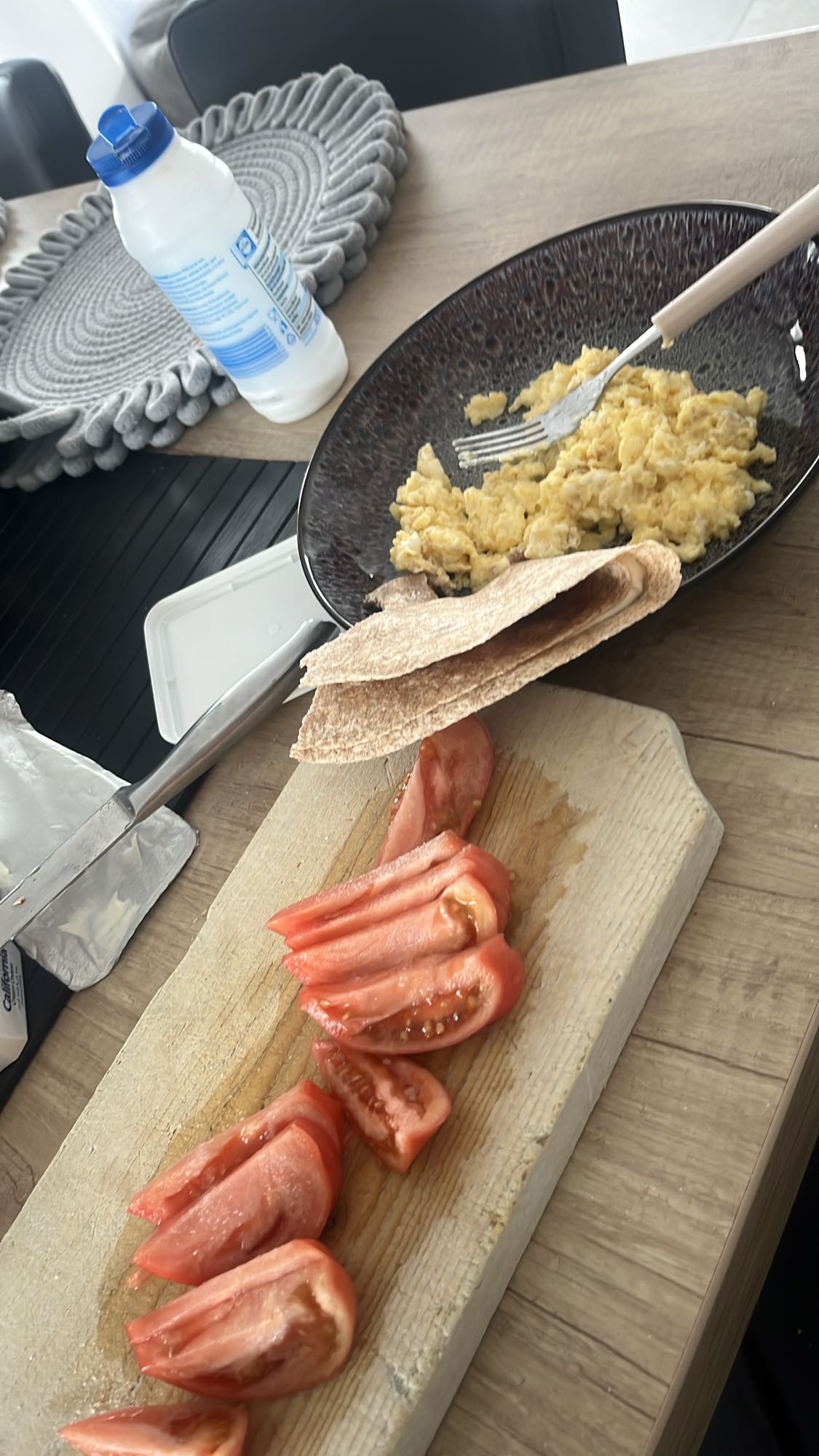 Mic dejun cu ouă și legume