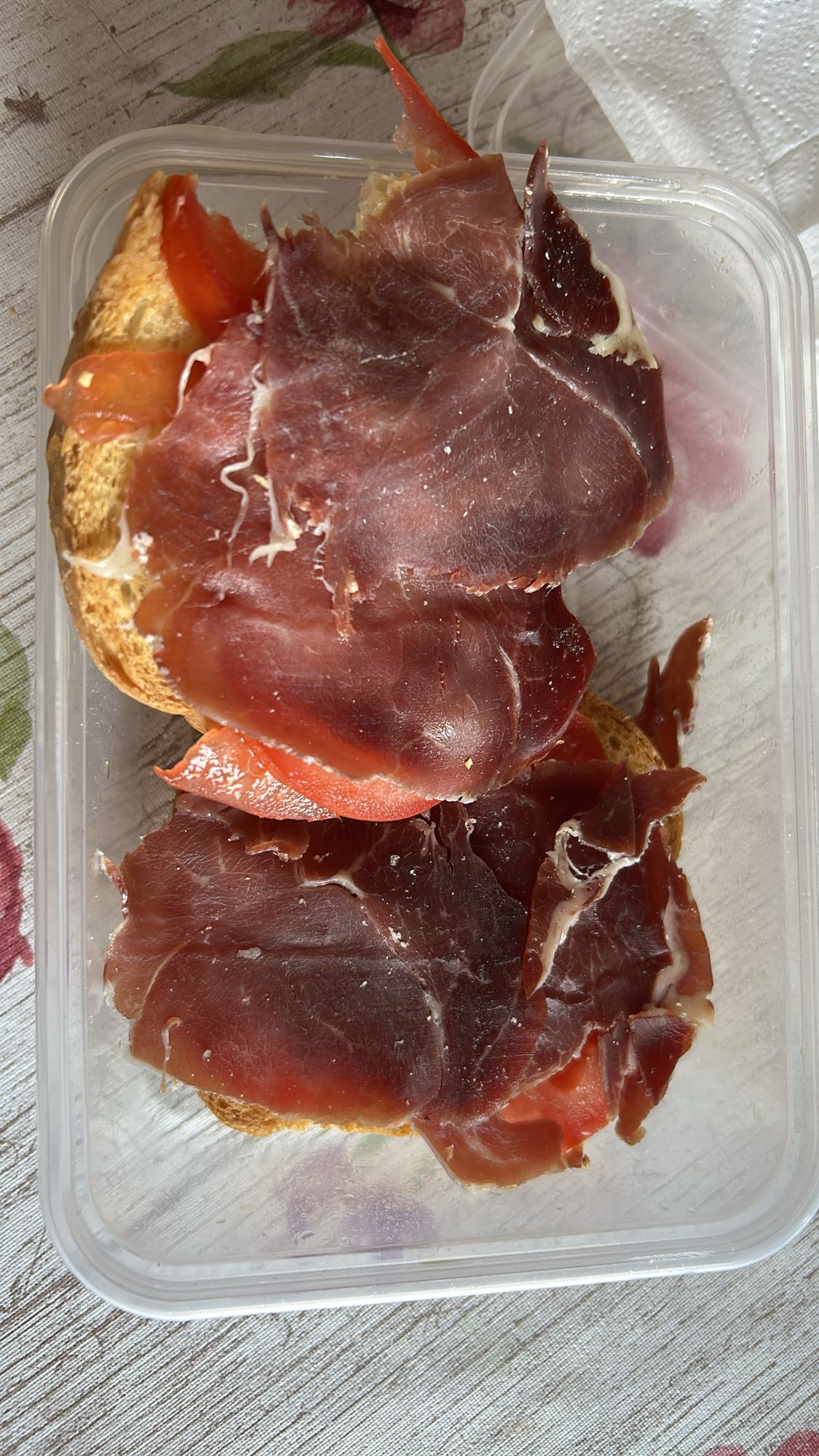 Tostada con jamón y tomate