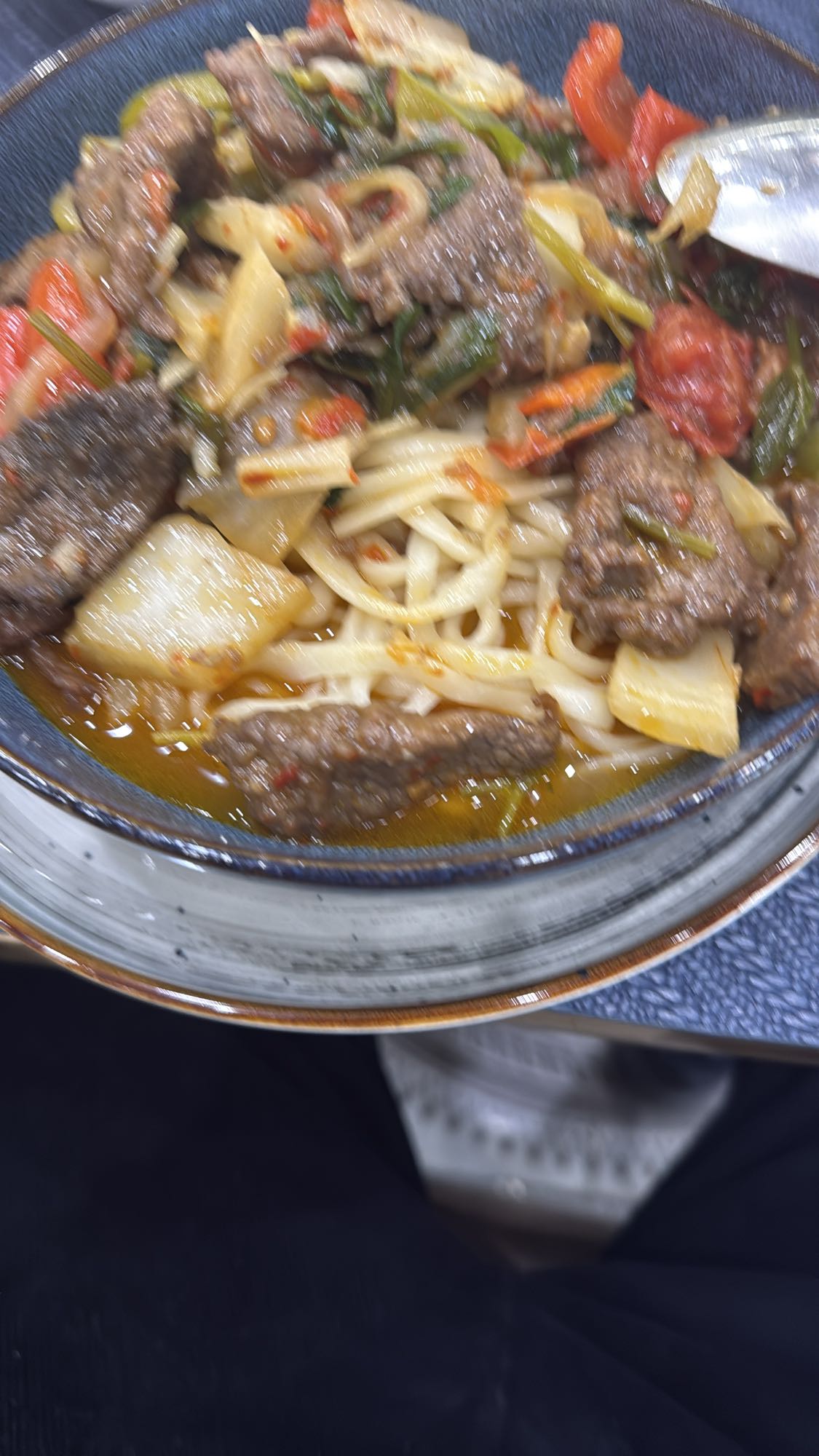 говядина с лапшой и овощами