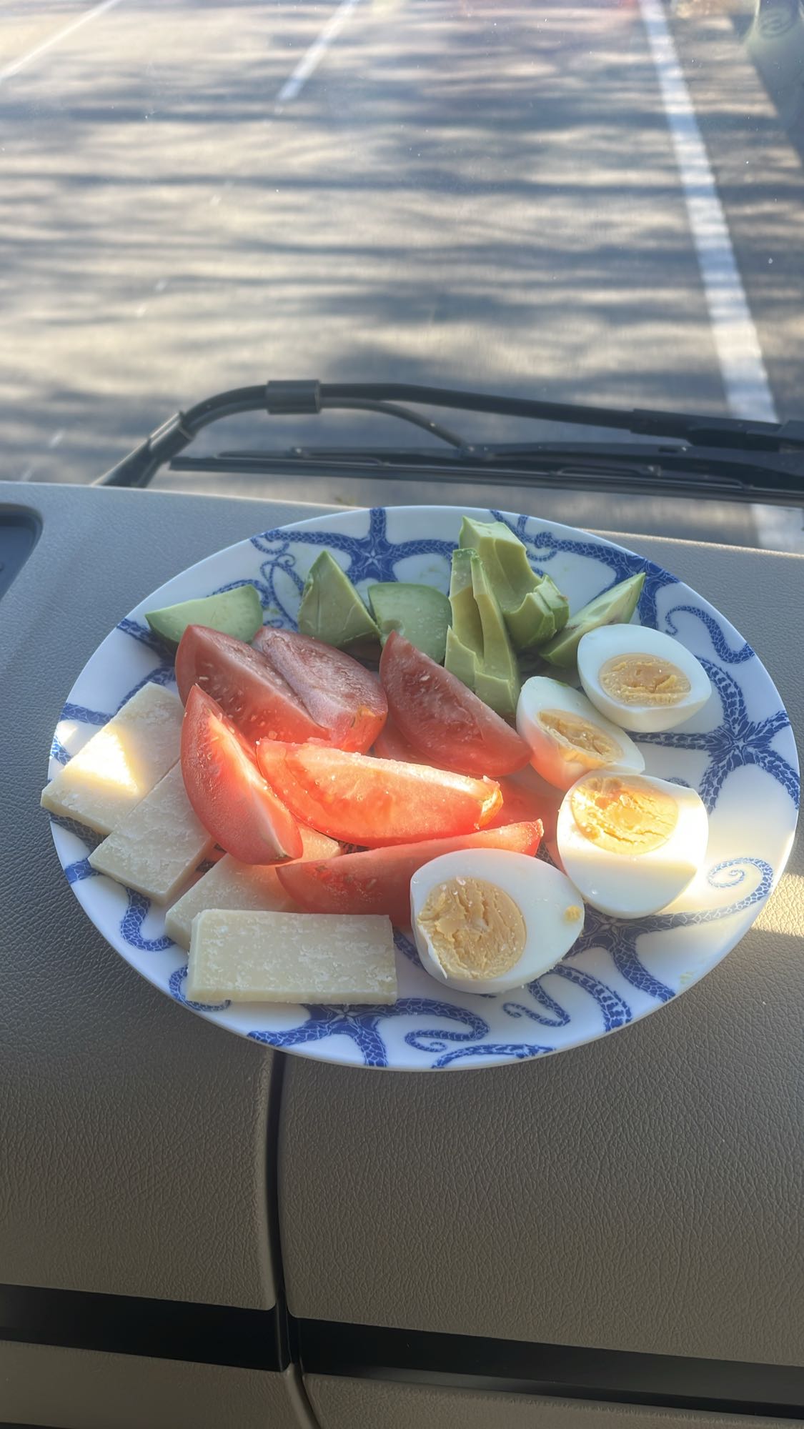 Mic dejun cu ouă și legume