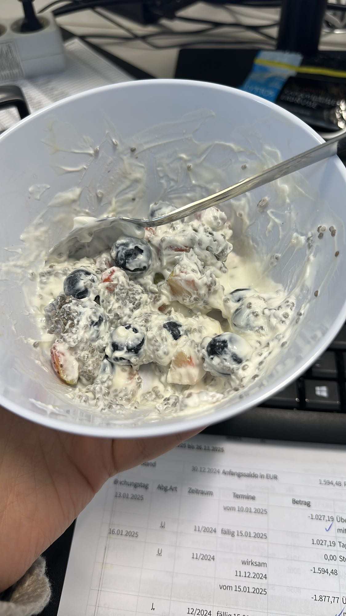 Joghurt mit Obst und Chiasamen