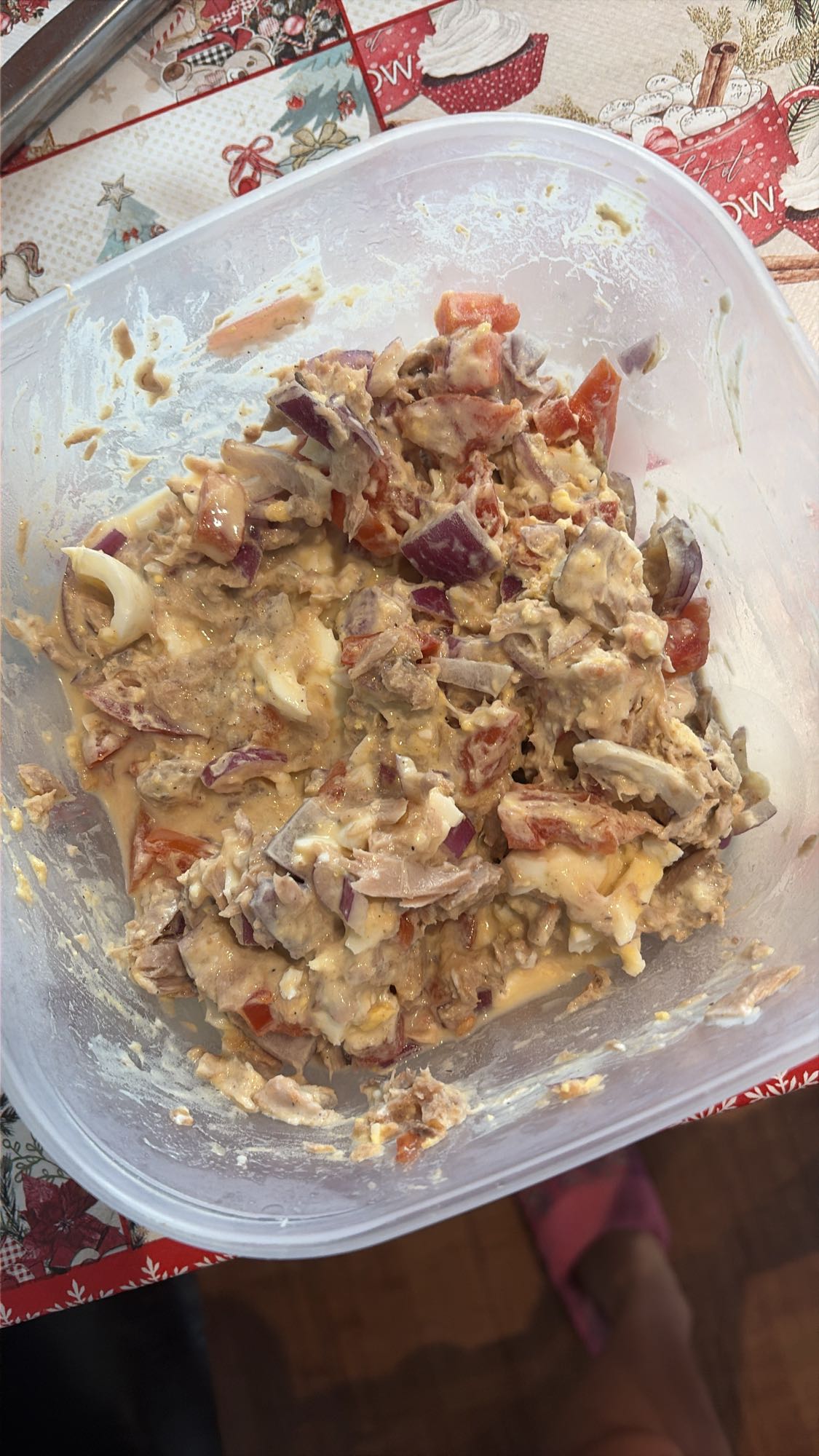 Conservă de ton cu ouă, roșie și dressing de iaurt