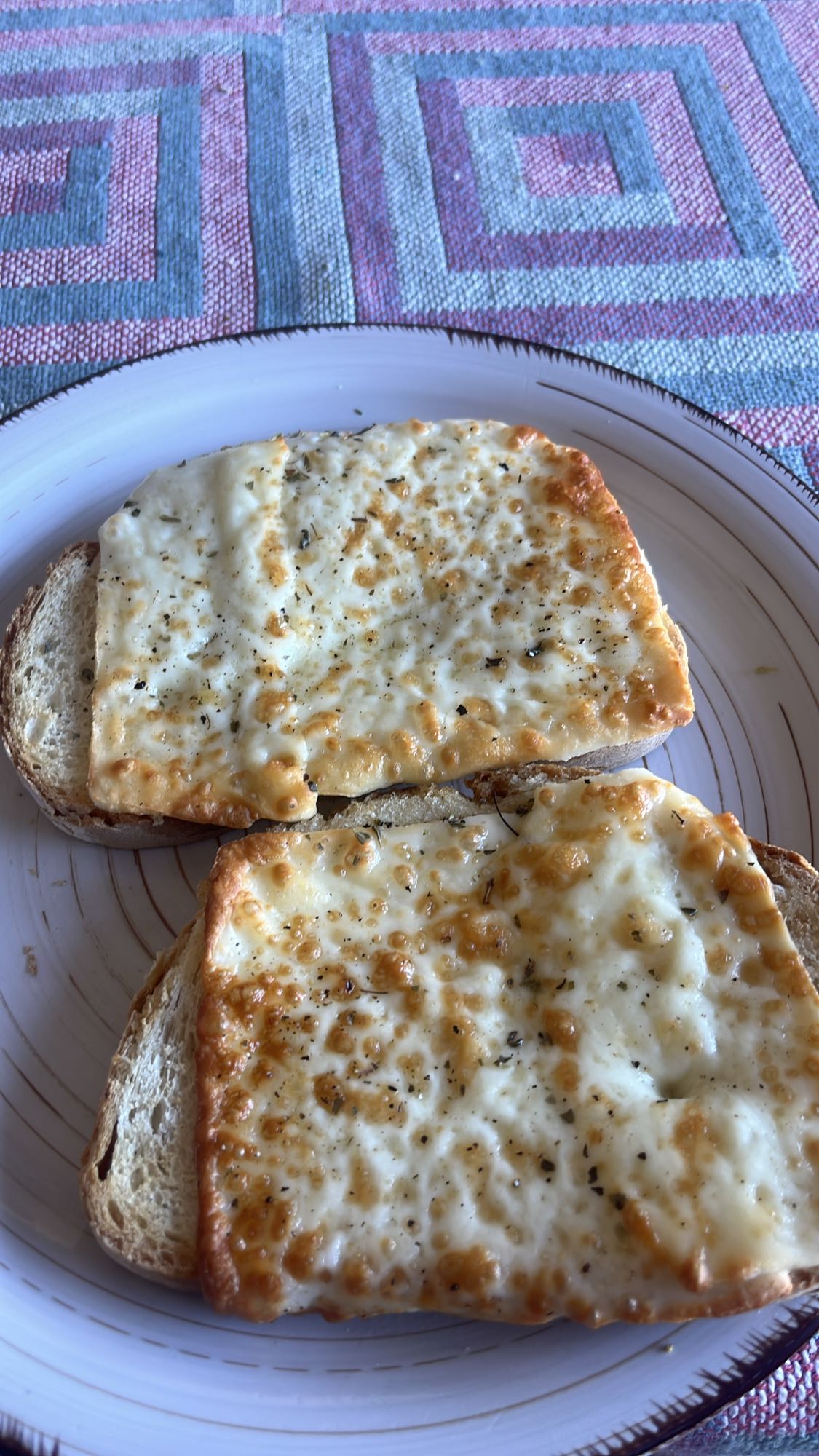 Pan con queso derretido