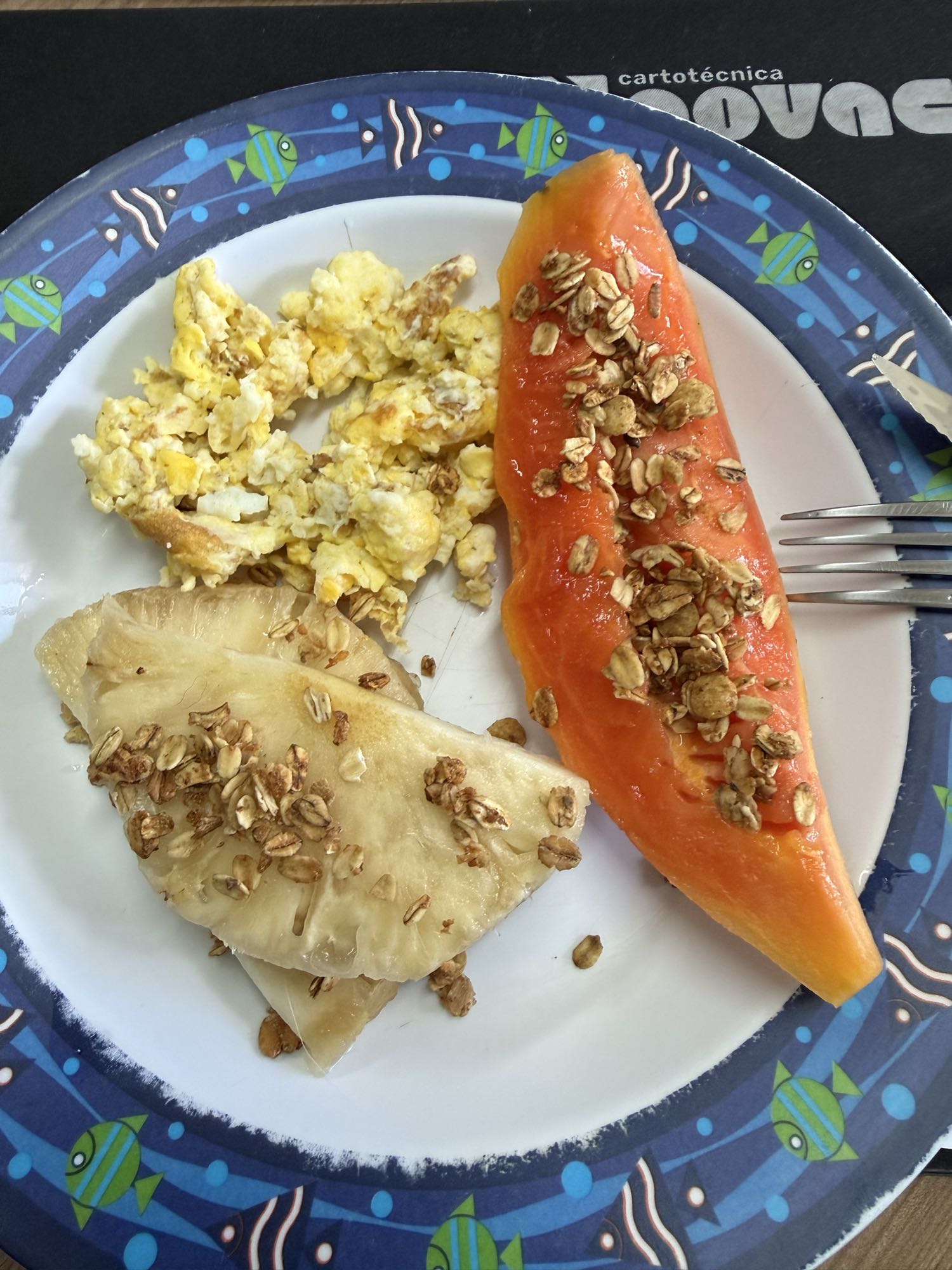 Frutas com ovos mexidos