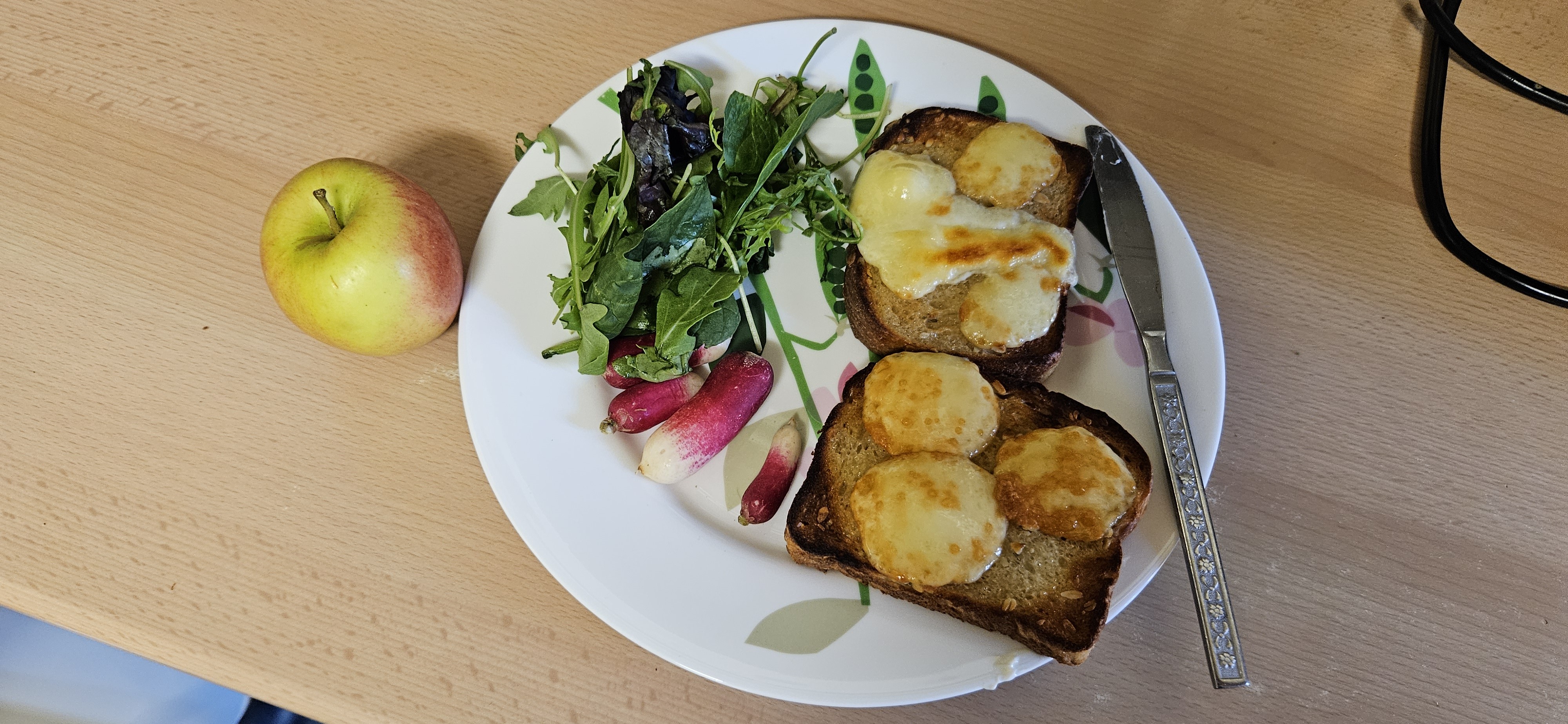 Cheese toast with salad