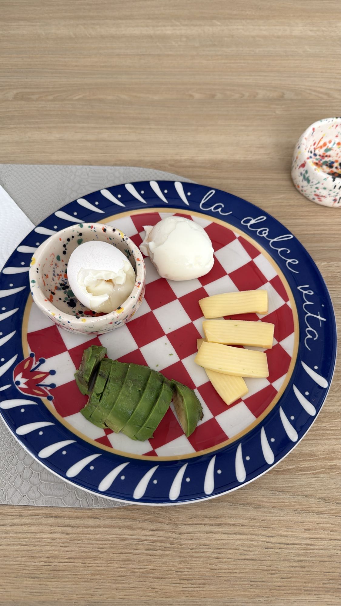 huevo, aguacate y queso