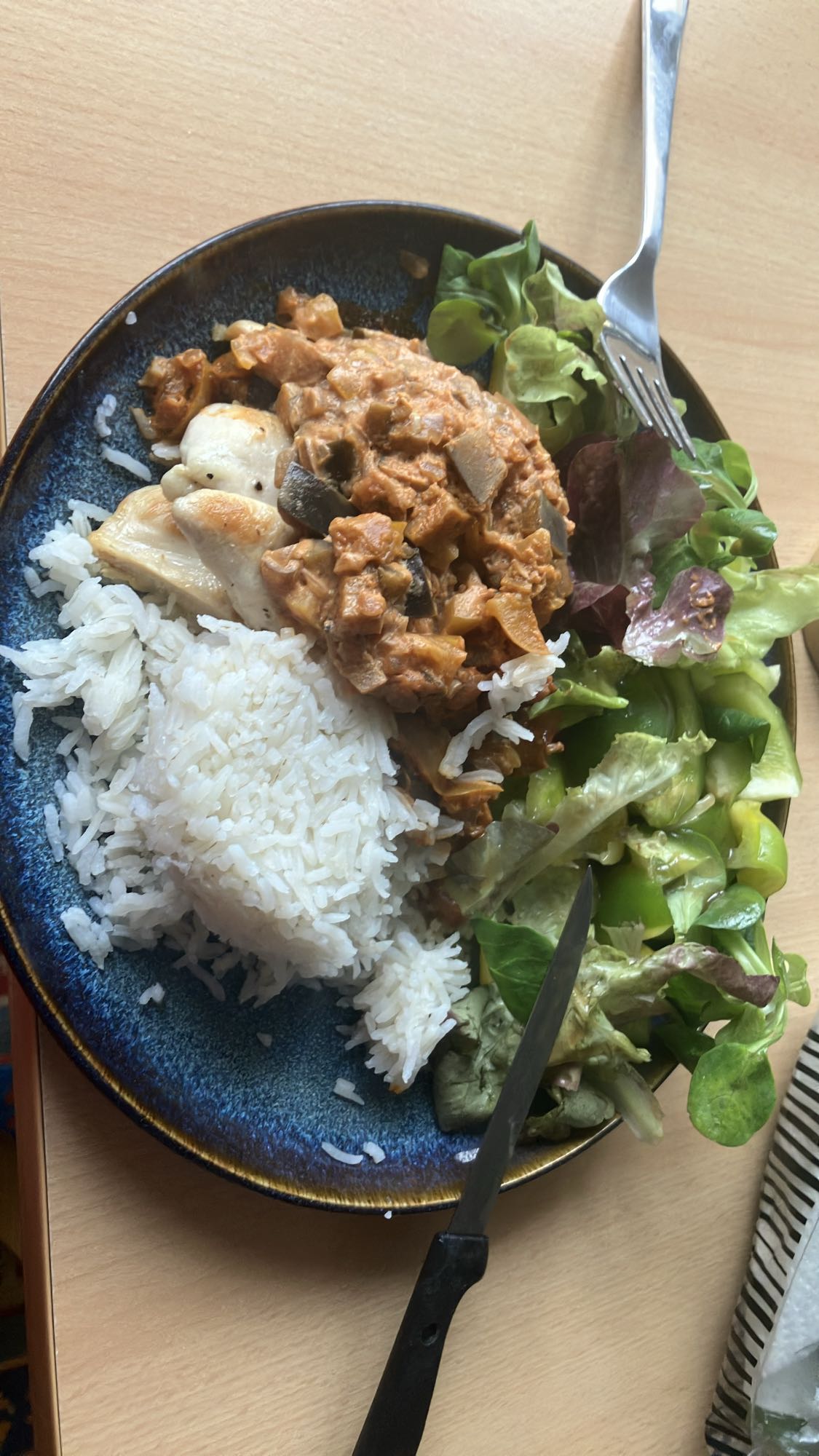 Frango com arroz e salada