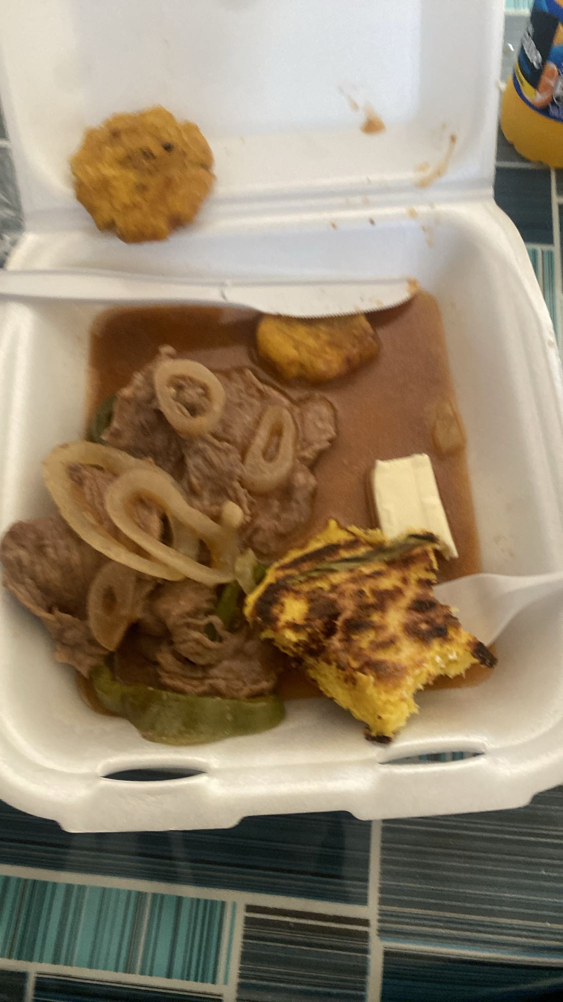 carne con arepa y plátano