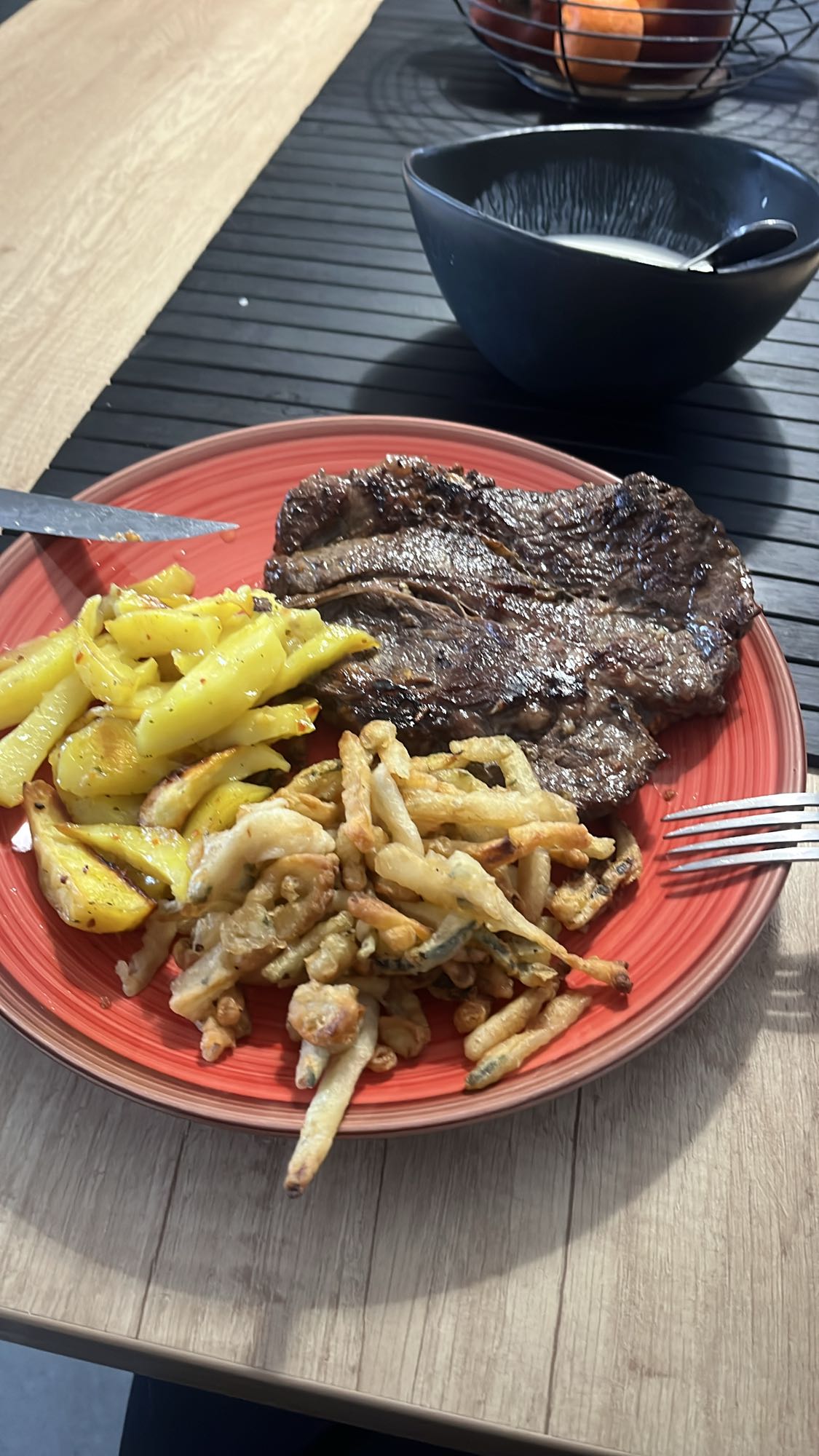 Friptură cu cartofi și legume