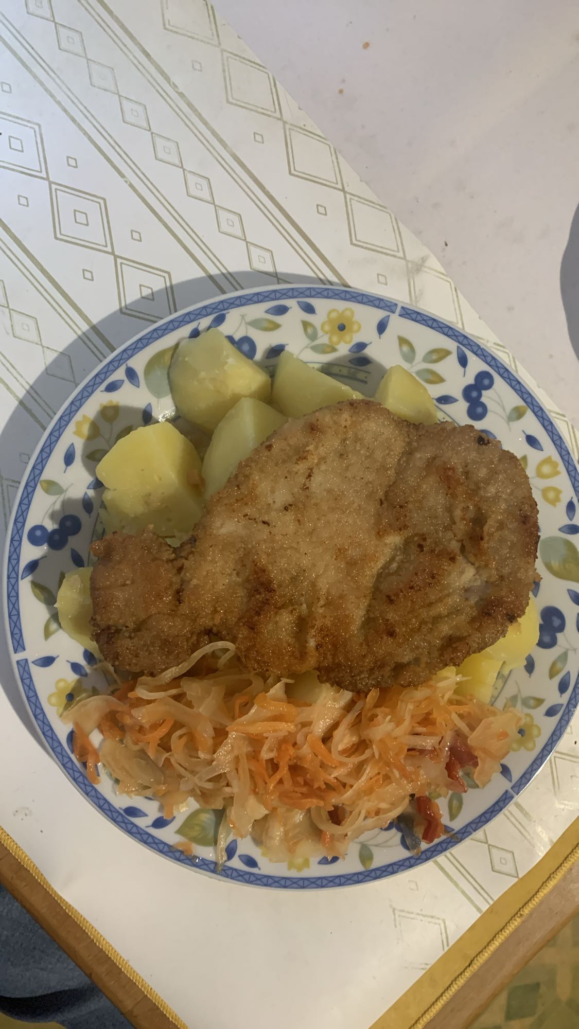 Schabowy z ziemniakami i surówką