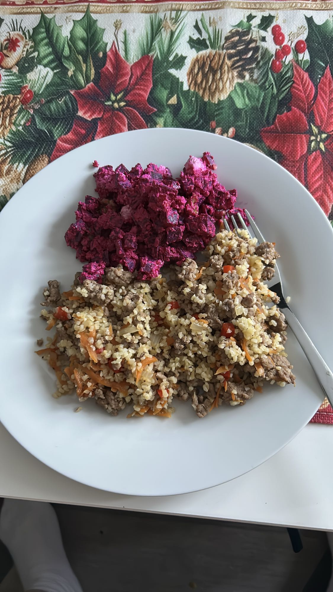 Гречка с мясом и свекольный салат