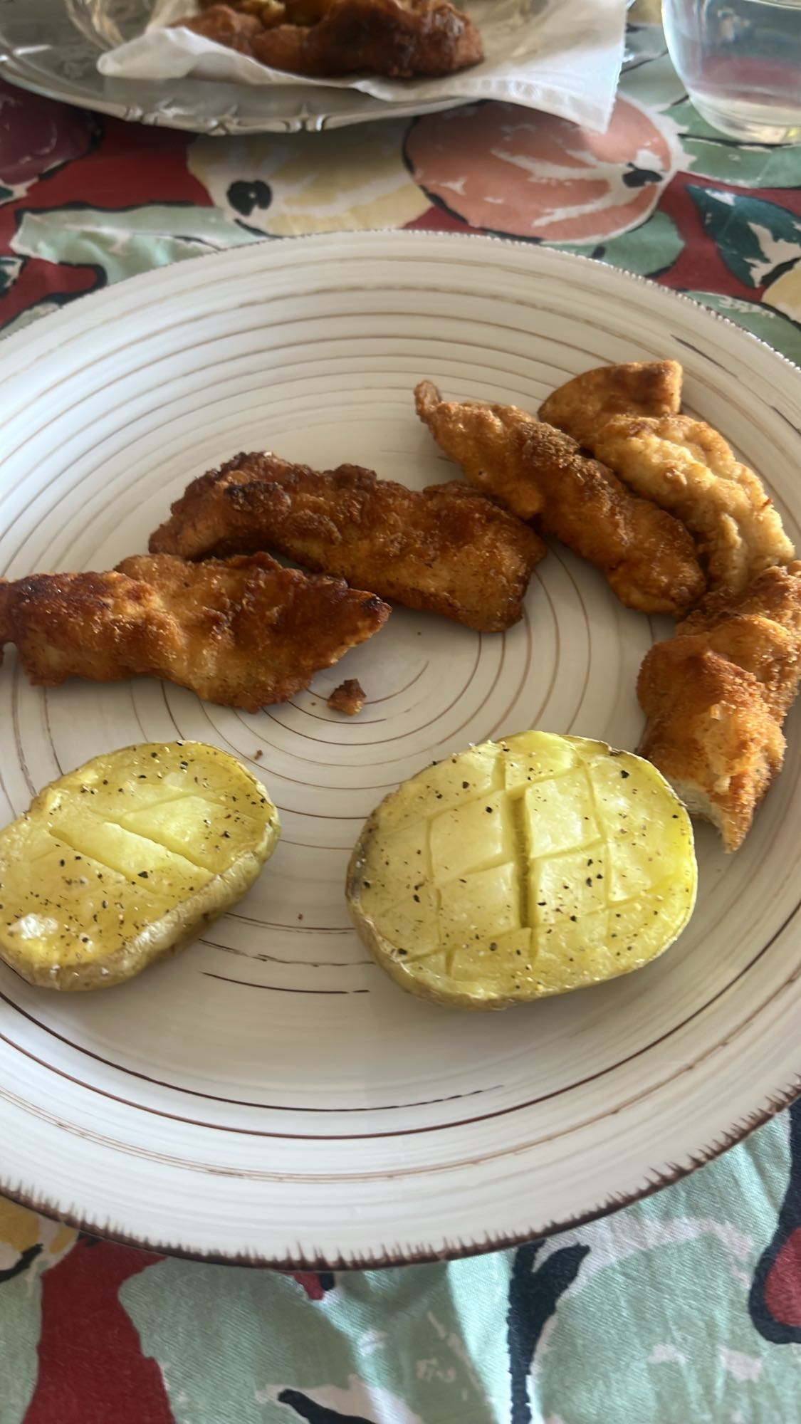 Pollo empanizado y papa asada