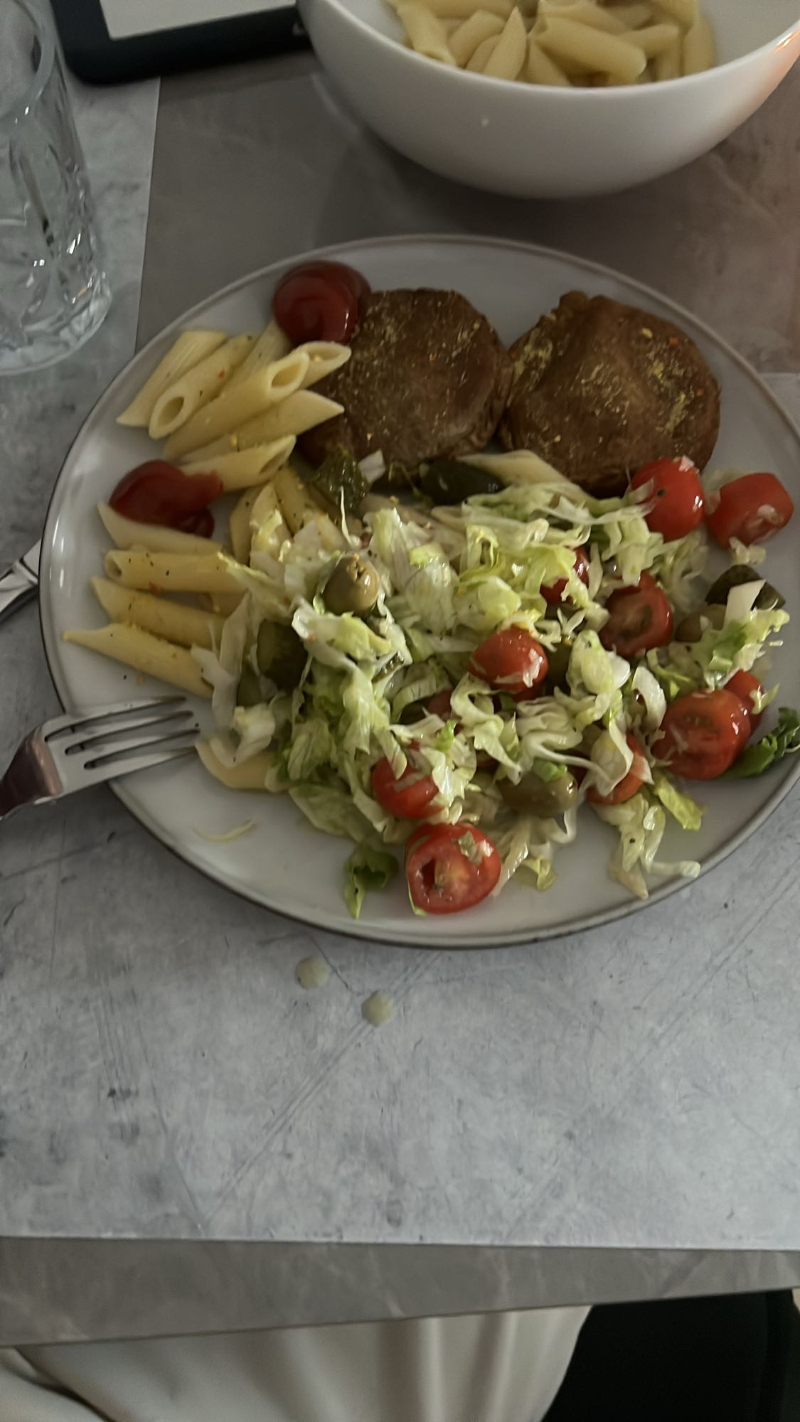 Pasta mit Salat und Frikadellen