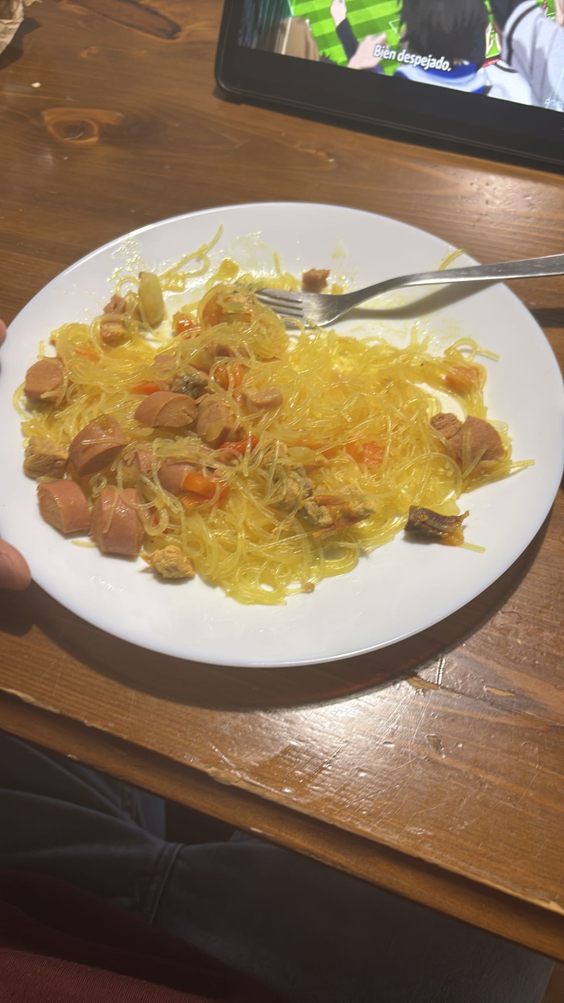 Fideos con salchicha, pimiento, tomate, cebolla, chuletas de cerdo y tocino