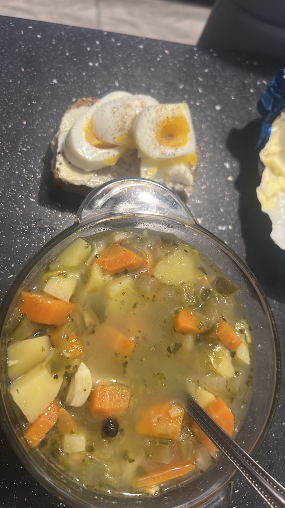 Zupa warzywna i kanapka z jajkiem