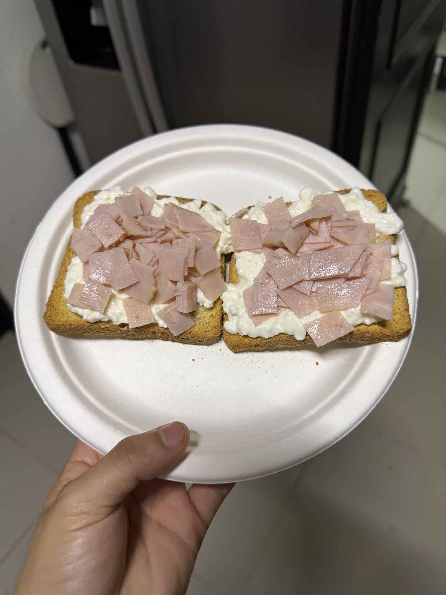 Tostadas con jamón y requesón