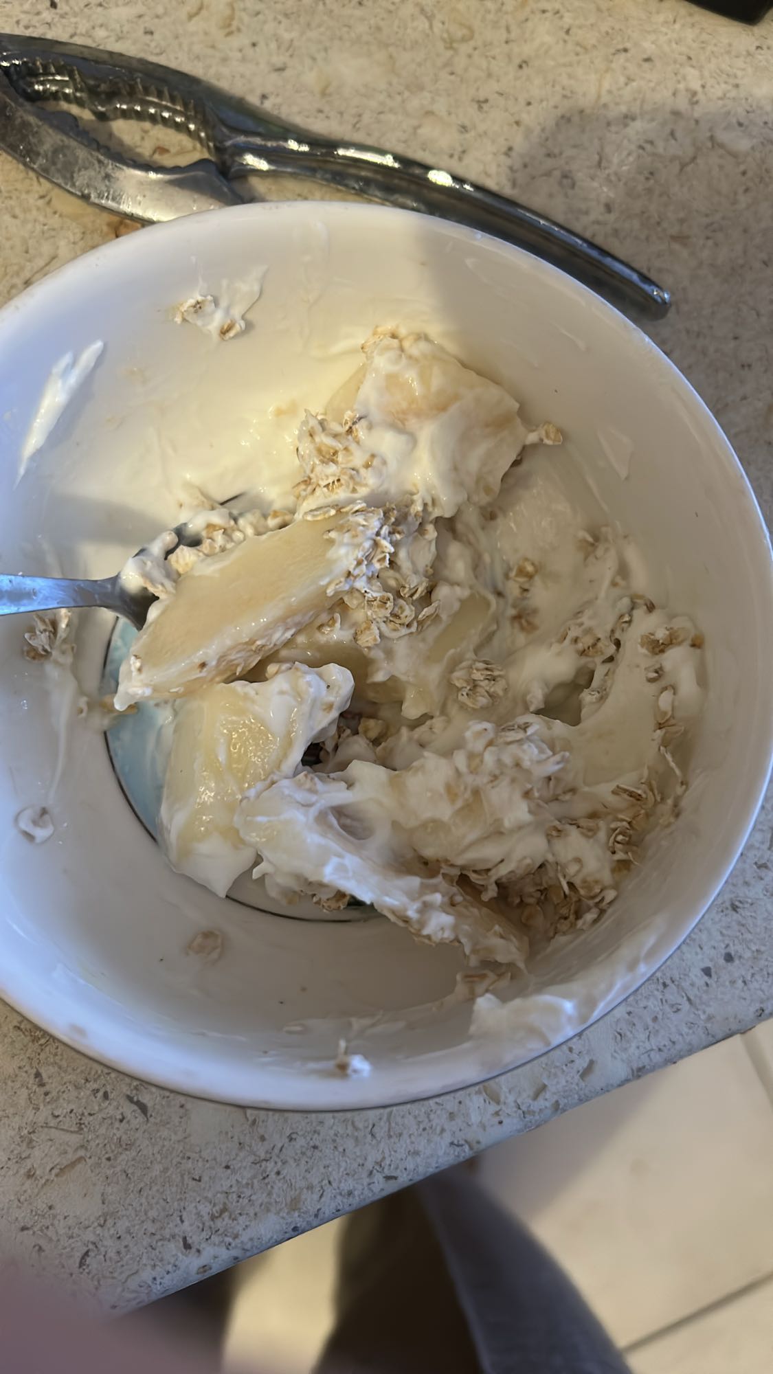 Yaourt, banane et flocons d’avoine