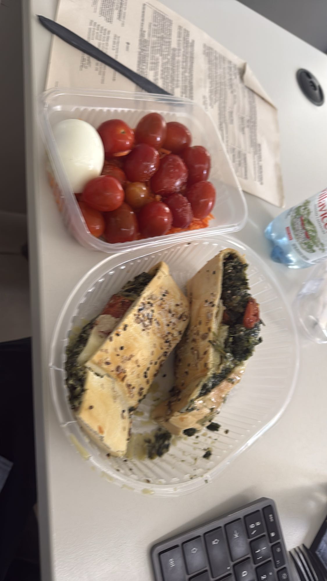 Desayuno con strudel de espinaca y queso