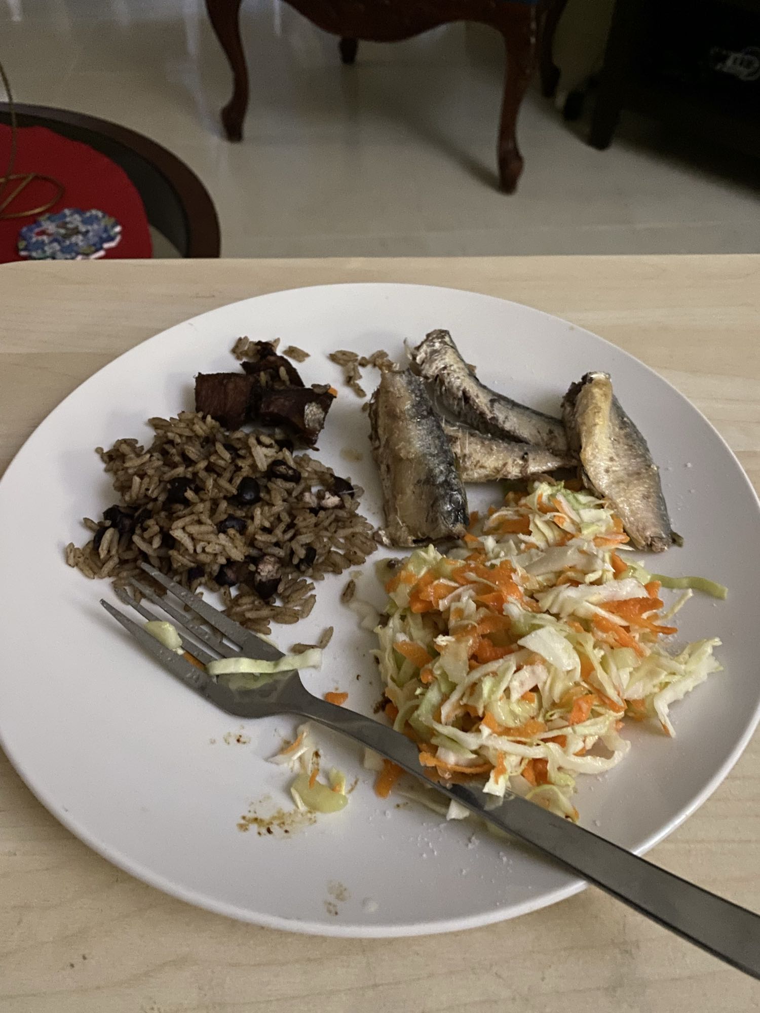 Pescado con arroz y ensalada
