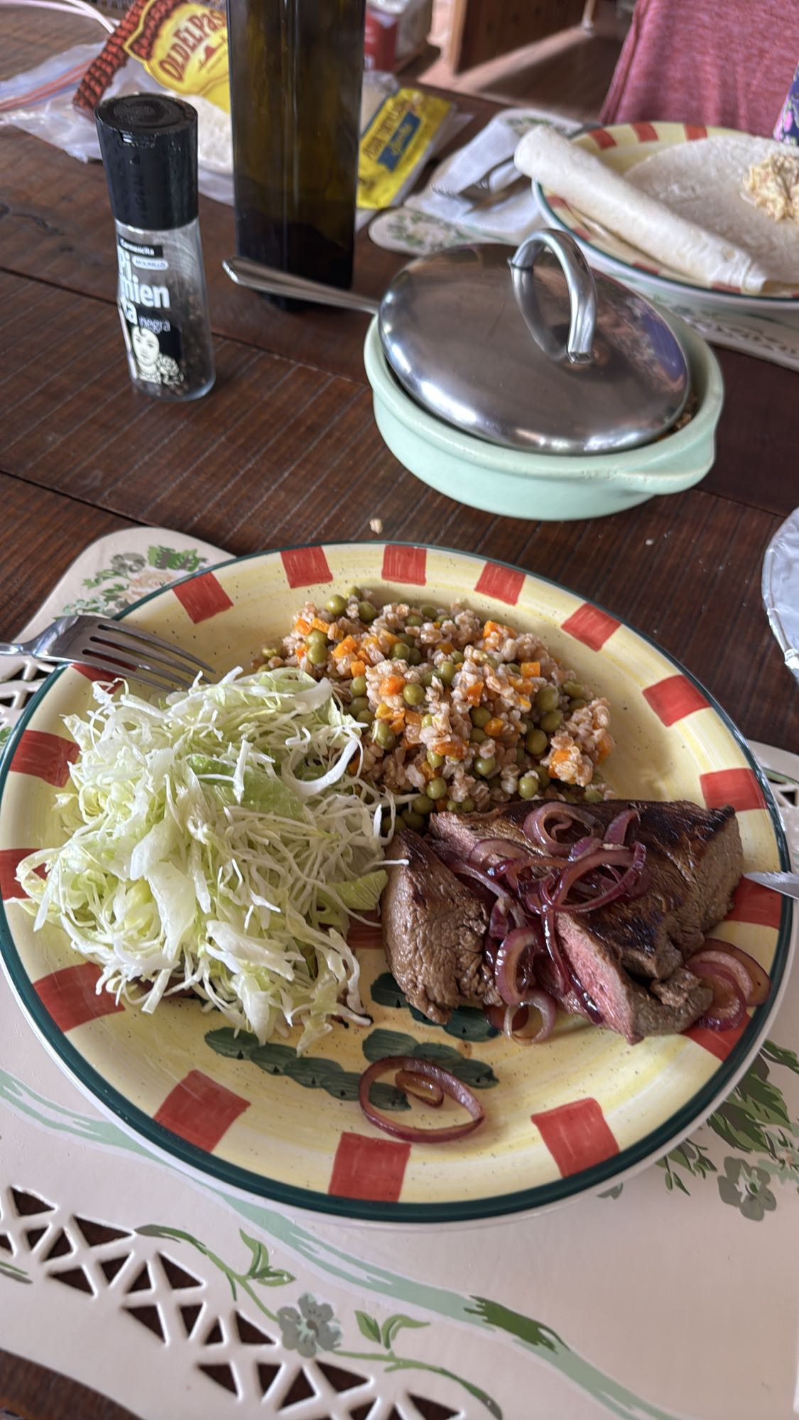 Carne con ensalada y arroz