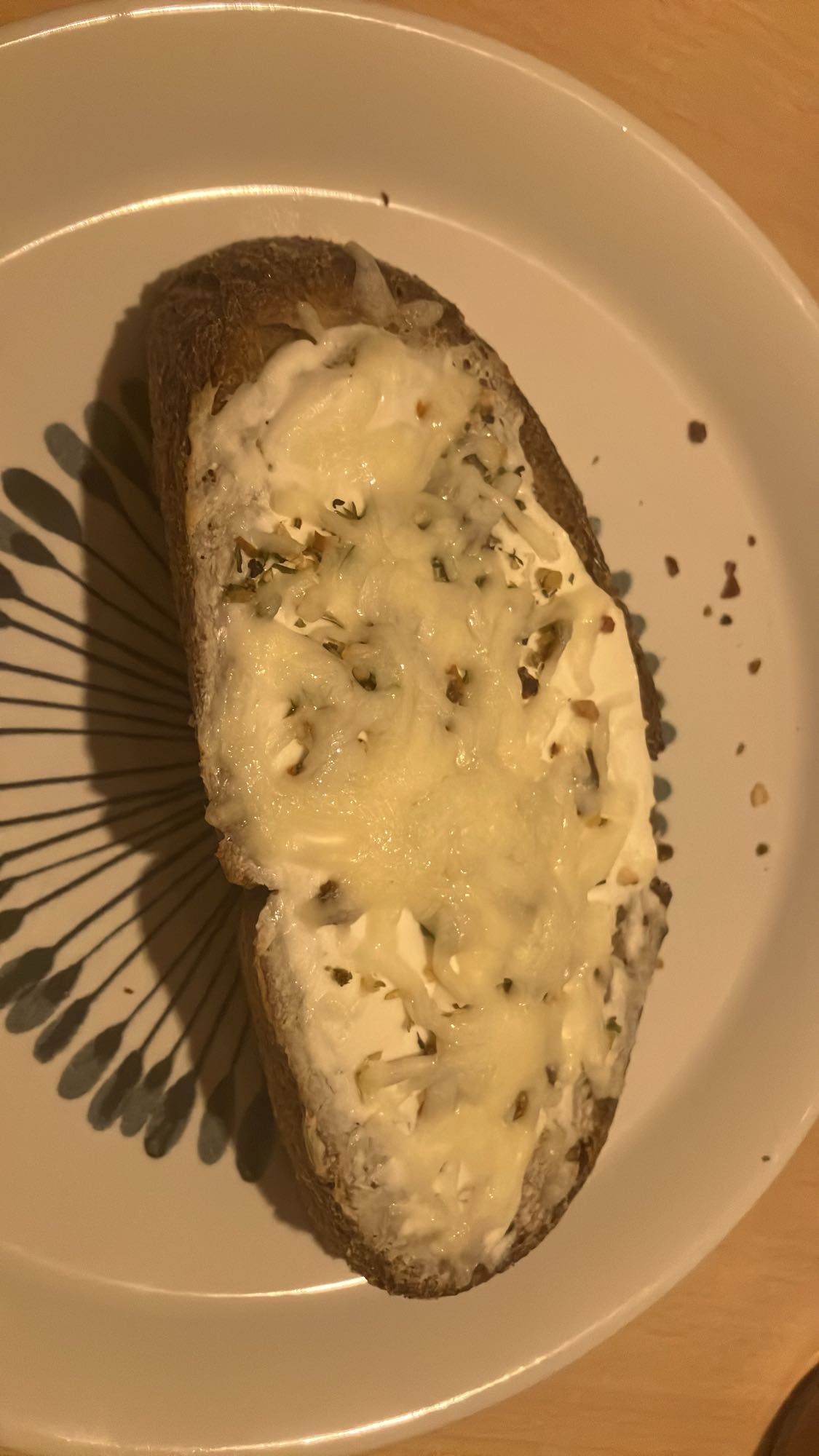 Pão com creme e queijo