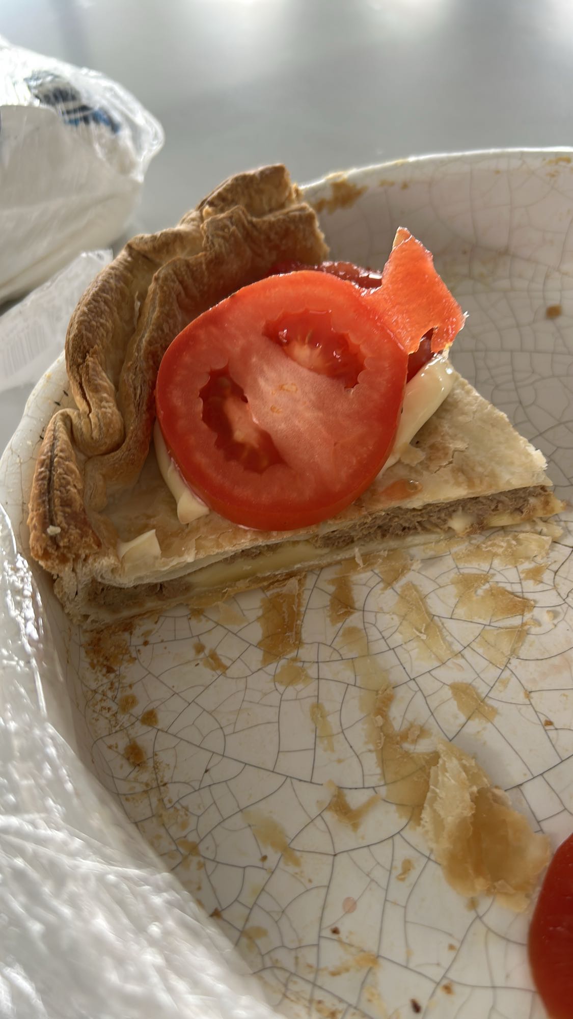 Empanada con tomate y queso