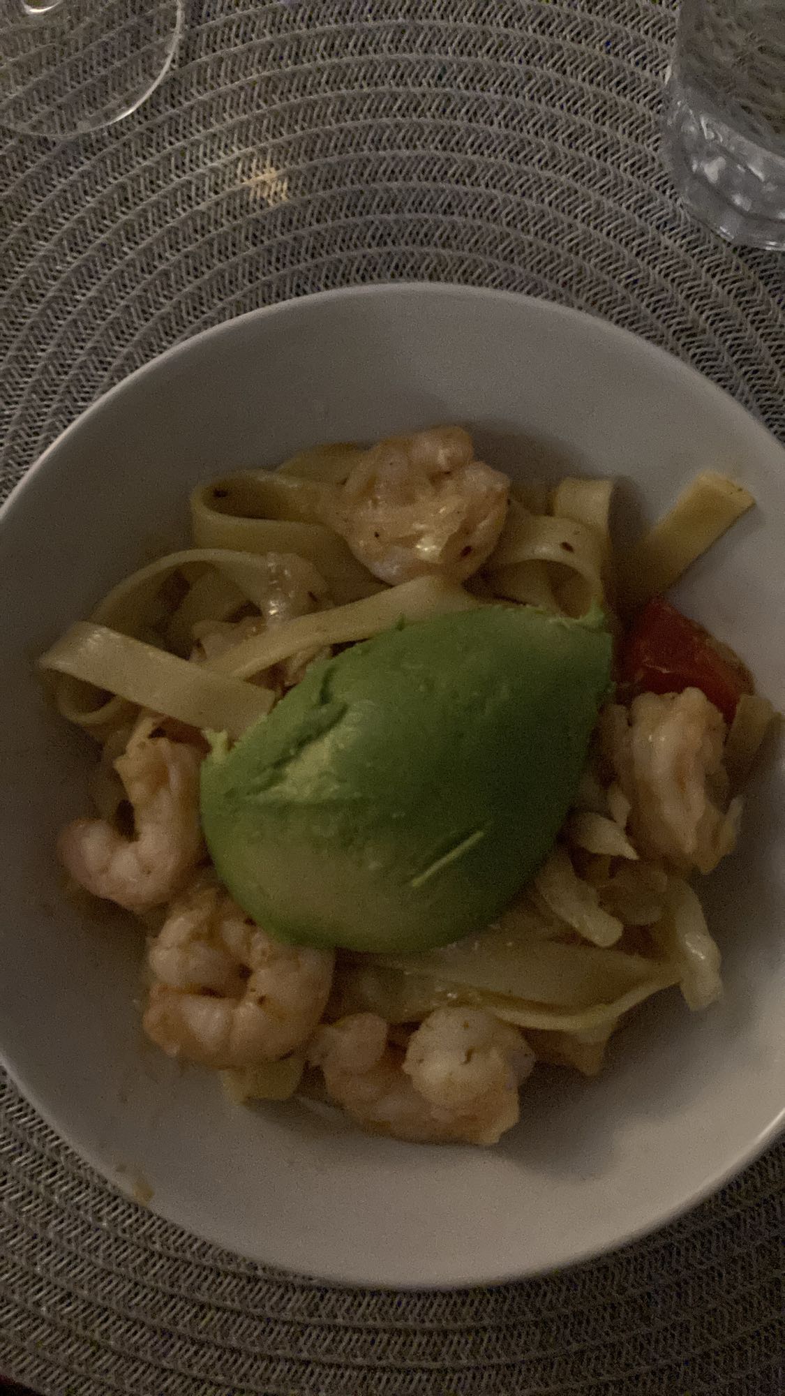 Räkor med pasta & avokado