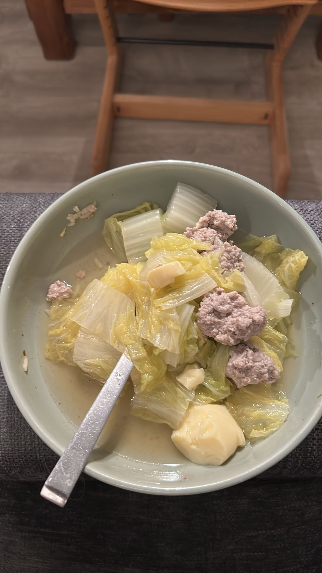 Kål og kjøttboller suppe