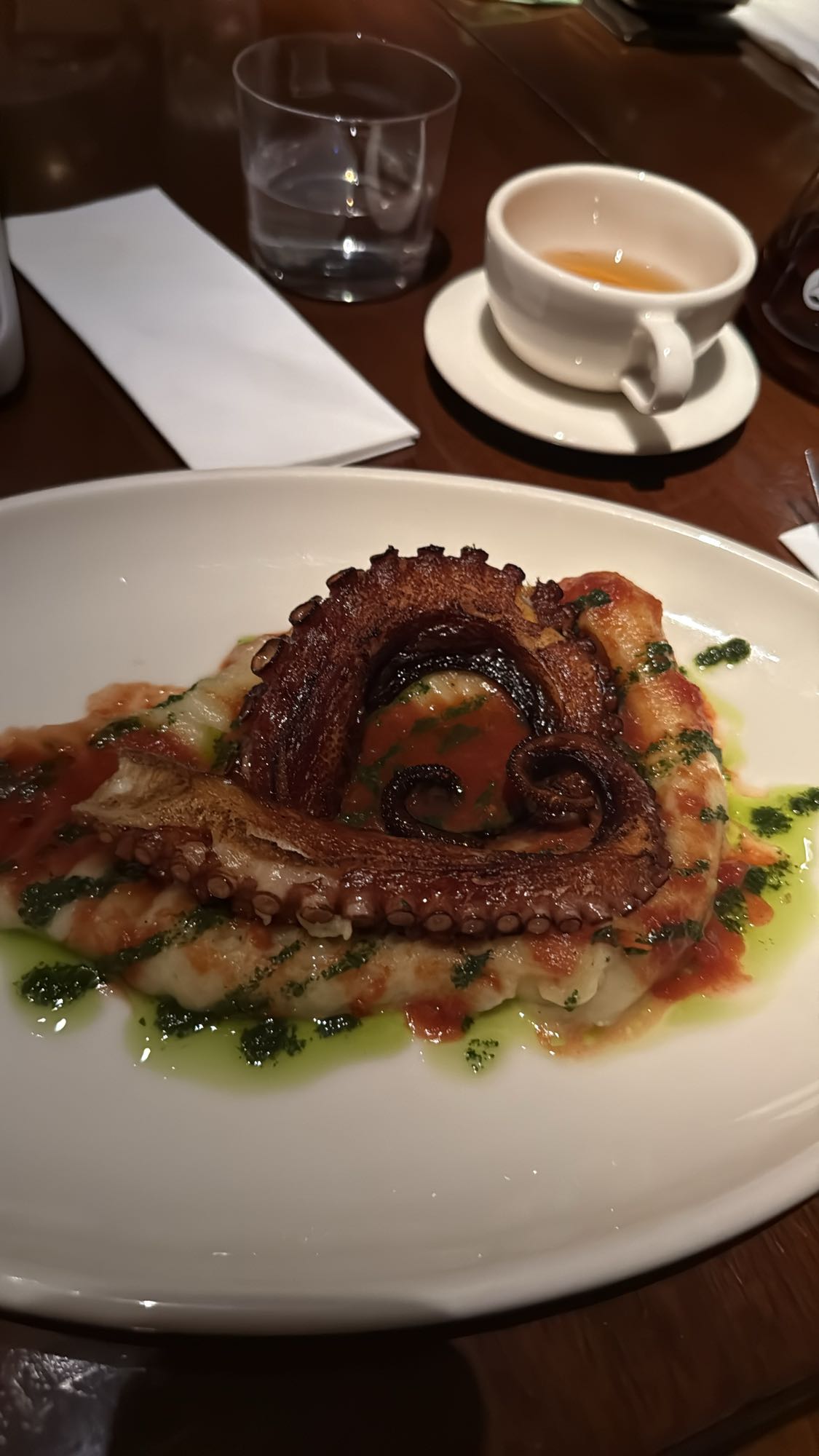 осьминог с пюре и соусом