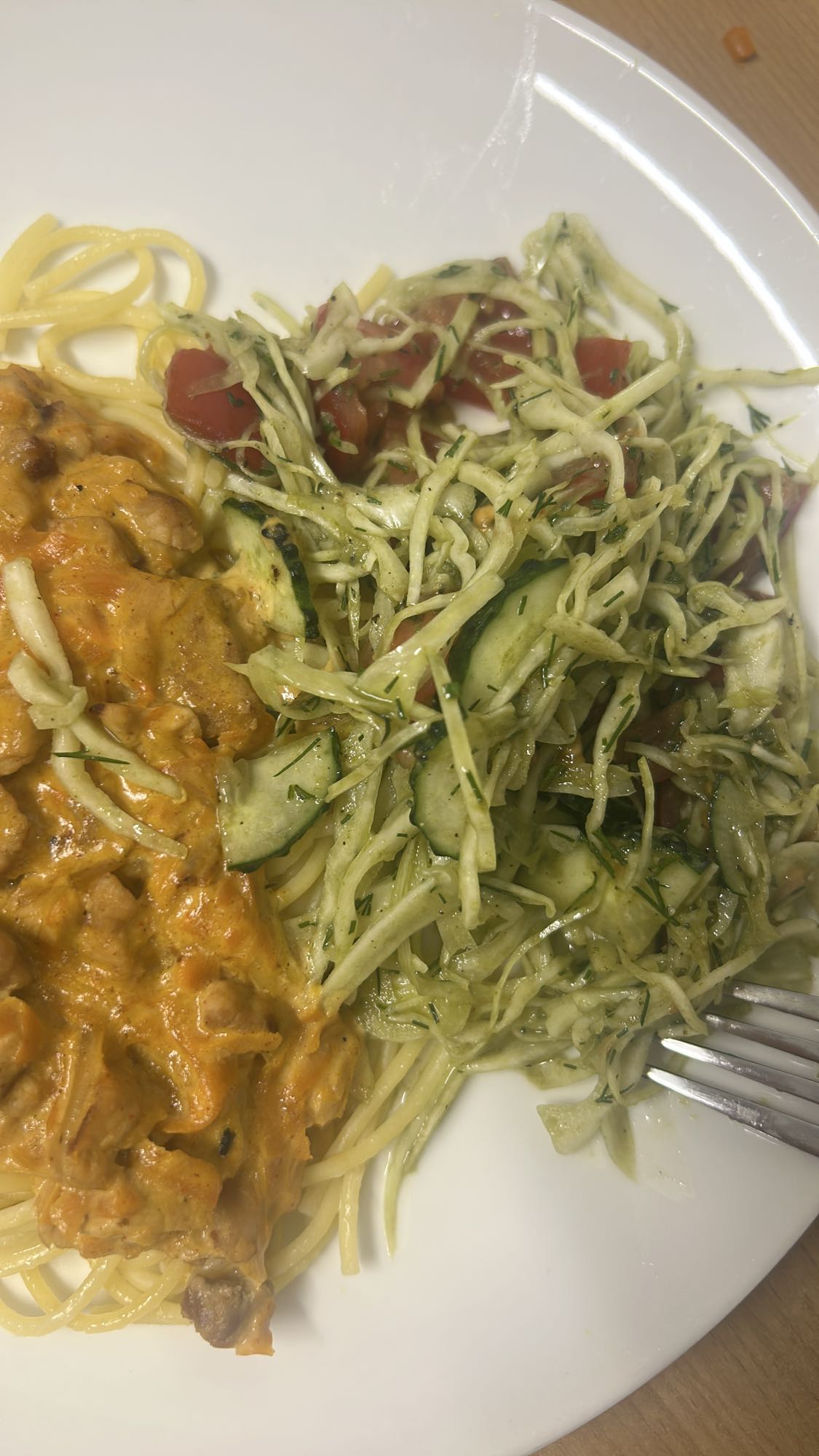 Makaron z sosem i surówką