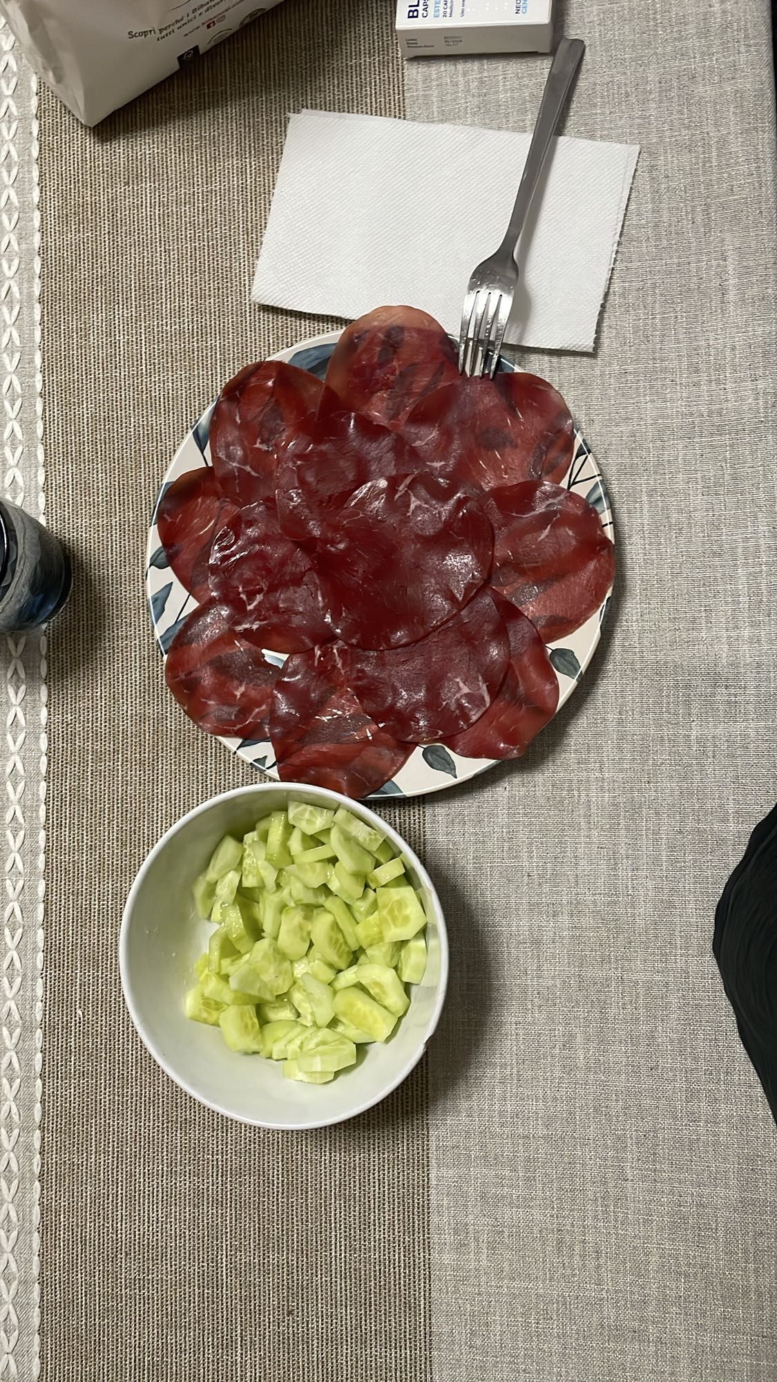 Et ve salatalık tabağı